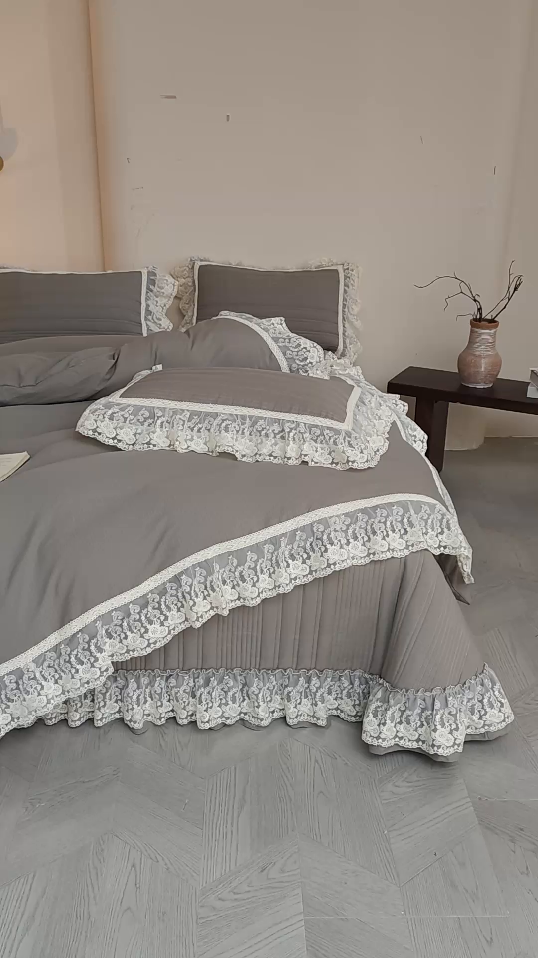 91家纺网 家纺一手货源 找家纺  鼎丰家纺 2025新款法式浪漫花边皱皱纱床盖四件套 蔷薇-云雾灰