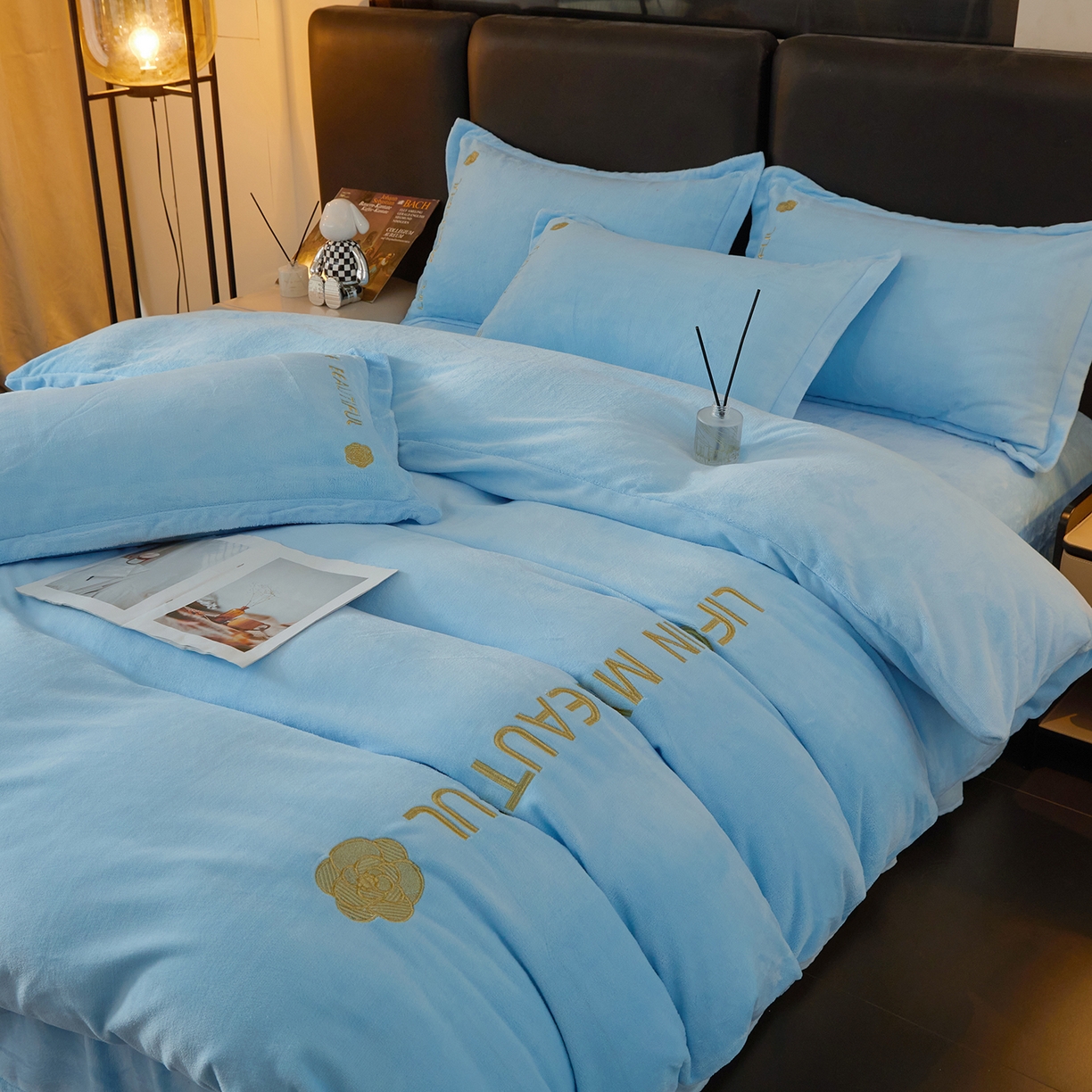 91家纺网 家纺一手货源 找家纺 悦织湾家纺 2025新款绣花200克重牛奶绒四件套刺绣3.5万针7斤重高密加厚保暖跨境专供外贸出口电商热销款 山茶花-天空蓝