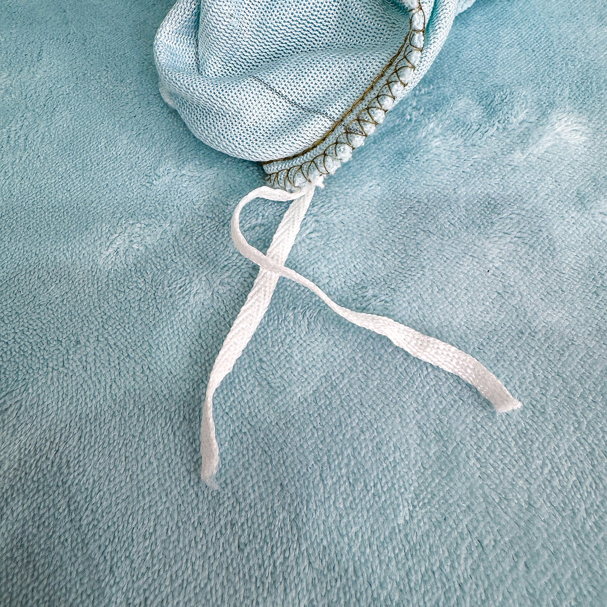 91家纺网 家纺一手货源 找家纺 悦织湾家纺 2025新款绣花200克重牛奶绒四件套刺绣3.5万针7斤重高密加厚保暖跨境专供外贸出口电商热销款 手捧花-浅蓝