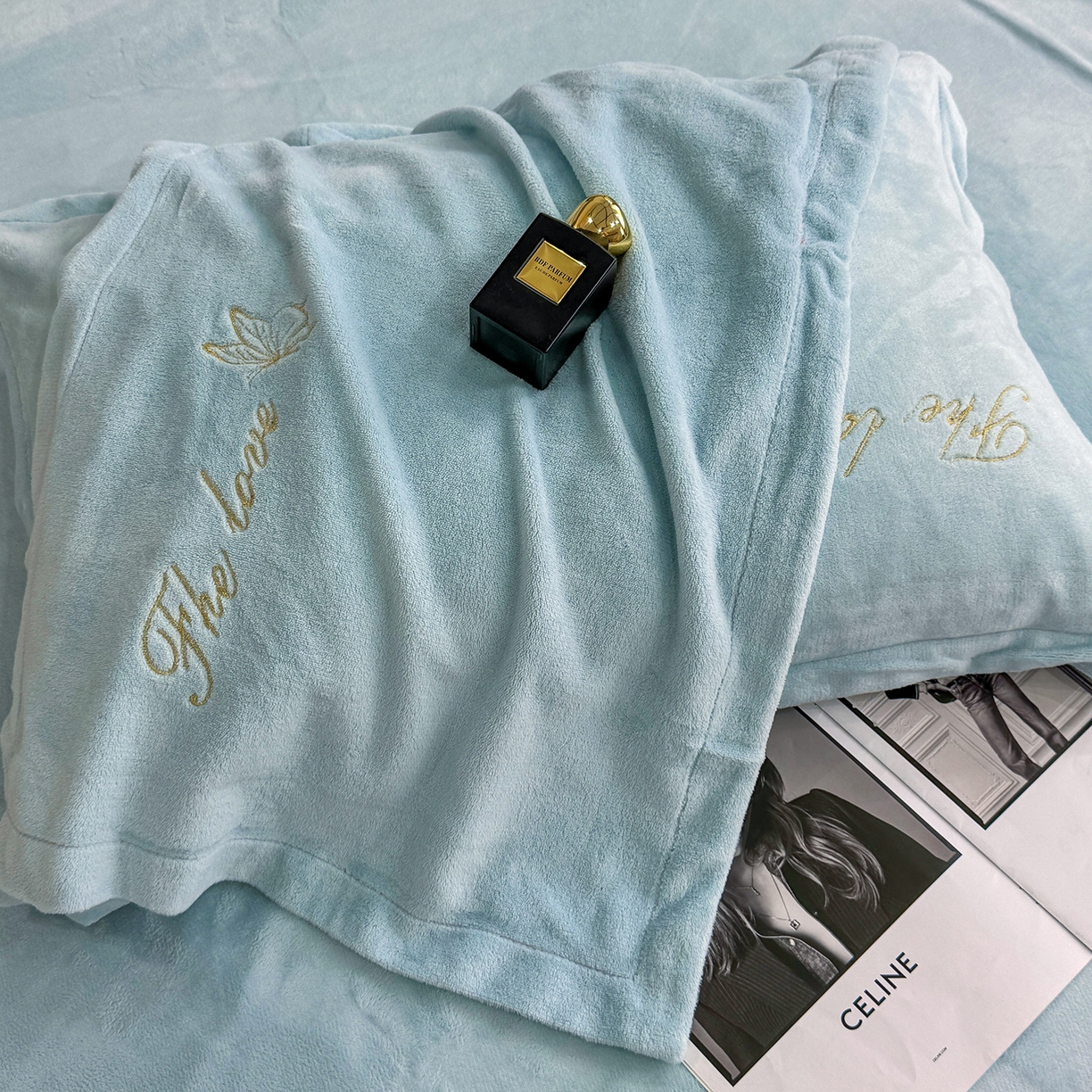 91家纺网 家纺一手货源 找家纺 悦织湾家纺 2025新款绣花200克重牛奶绒四件套刺绣3.5万针7斤重高密加厚保暖跨境专供外贸出口电商热销款 手捧花-浅蓝