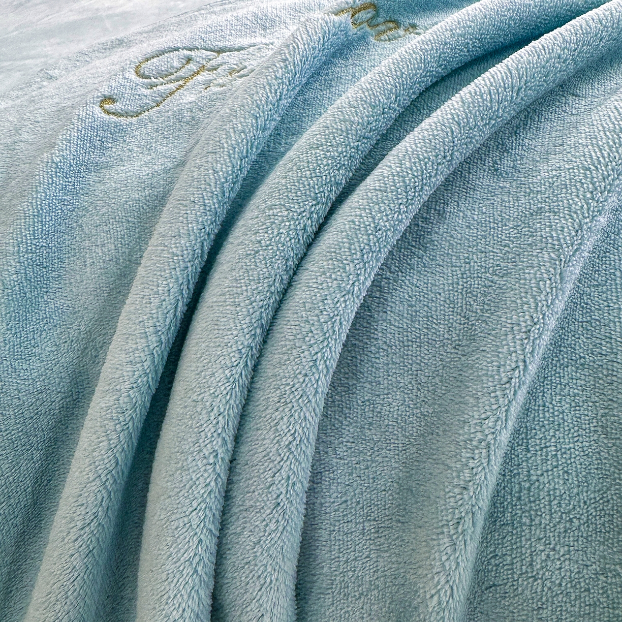 91家纺网 家纺一手货源 找家纺 悦织湾家纺 2025新款绣花200克重牛奶绒四件套刺绣3.5万针7斤重高密加厚保暖跨境专供外贸出口电商热销款 手捧花-浅蓝