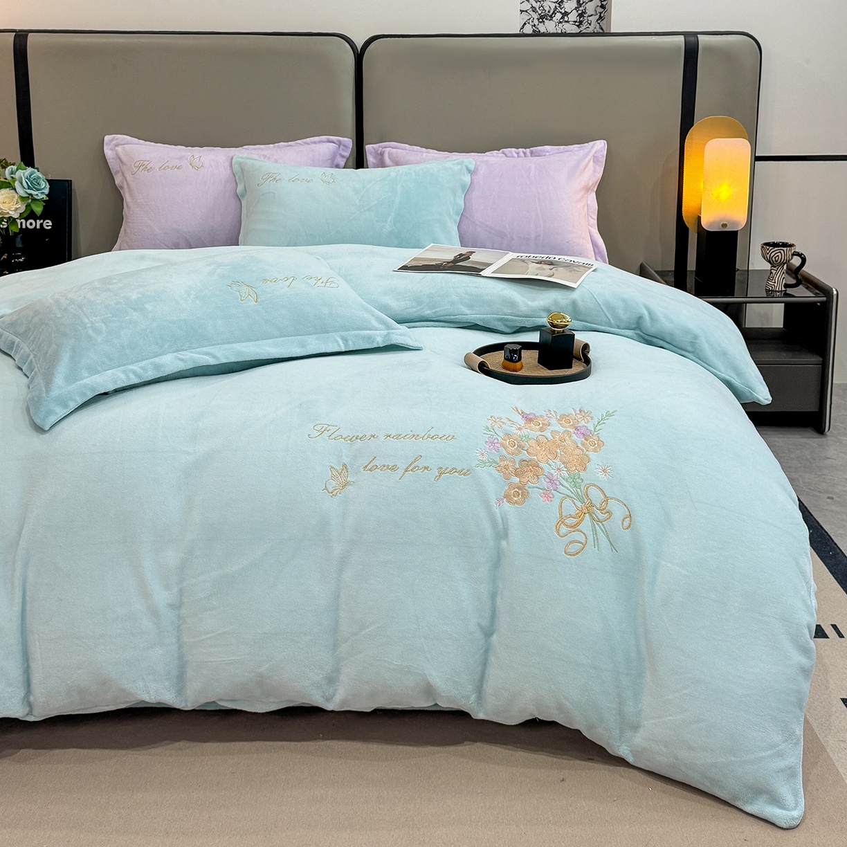 91家纺网 家纺一手货源 找家纺 悦织湾家纺 2025新款绣花200克重牛奶绒四件套刺绣3.5万针7斤重高密加厚保暖跨境专供外贸出口电商热销款 手捧花-浅蓝