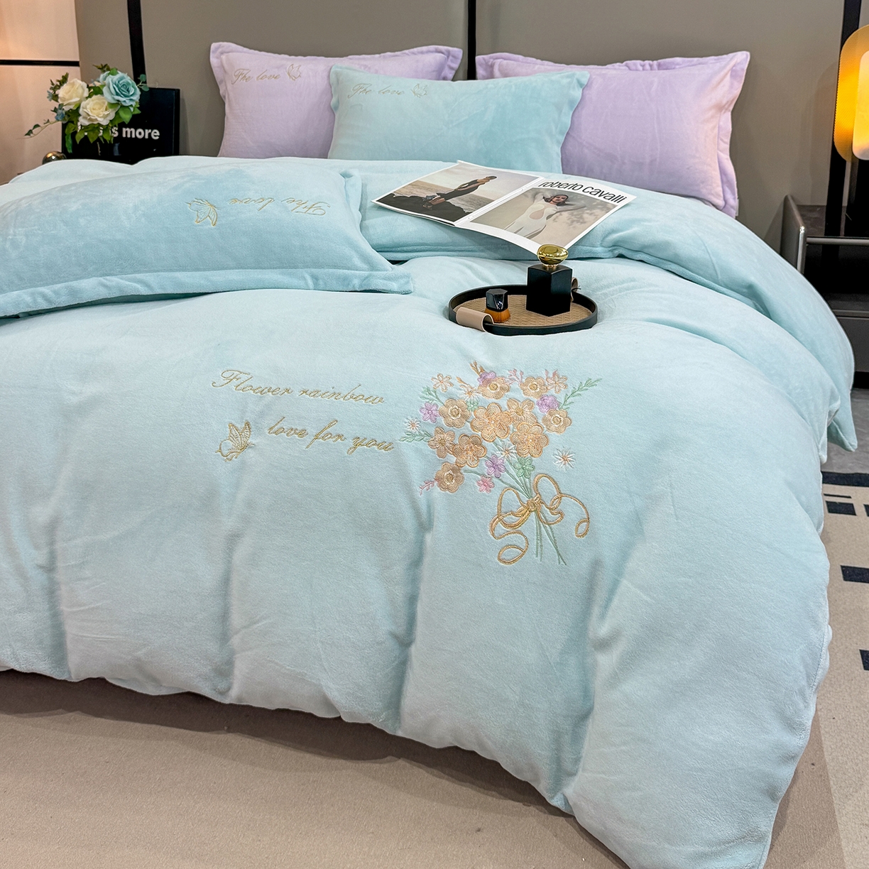 91家纺网 家纺一手货源 找家纺 悦织湾家纺 2025新款绣花200克重牛奶绒四件套刺绣3.5万针7斤重高密加厚保暖跨境专供外贸出口电商热销款 手捧花-浅蓝