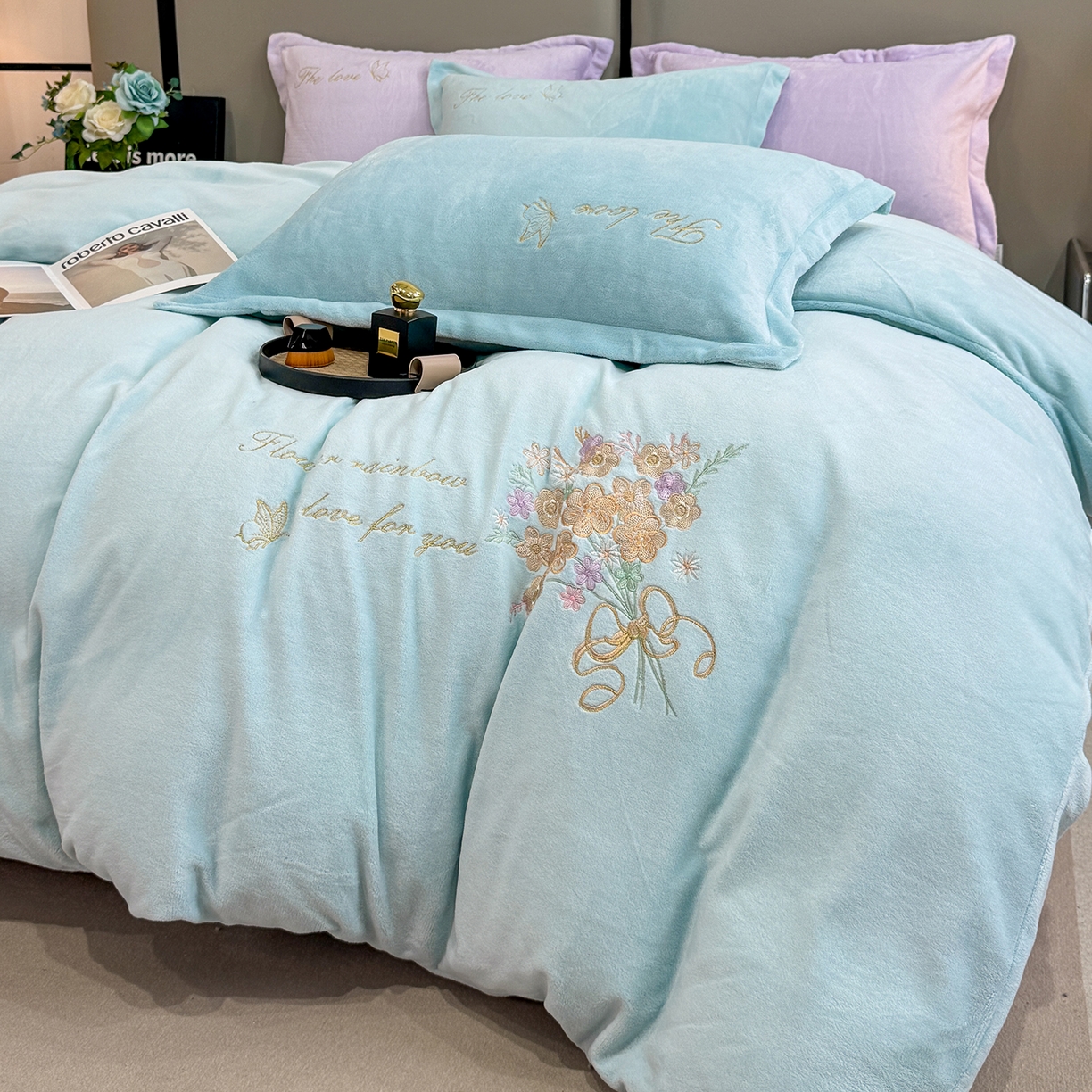 91家纺网 家纺一手货源 找家纺 悦织湾家纺 2025新款绣花200克重牛奶绒四件套刺绣3.5万针7斤重高密加厚保暖跨境专供外贸出口电商热销款 手捧花-浅蓝