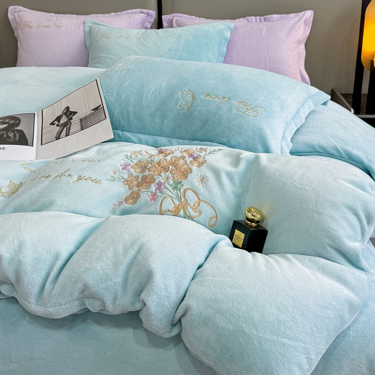 91家纺网 家纺一手货源 找家纺 悦织湾家纺 2025新款绣花200克重牛奶绒四件套刺绣3.5万针7斤重高密加厚保暖跨境专供外贸出口电商热销款 手捧花-浅蓝