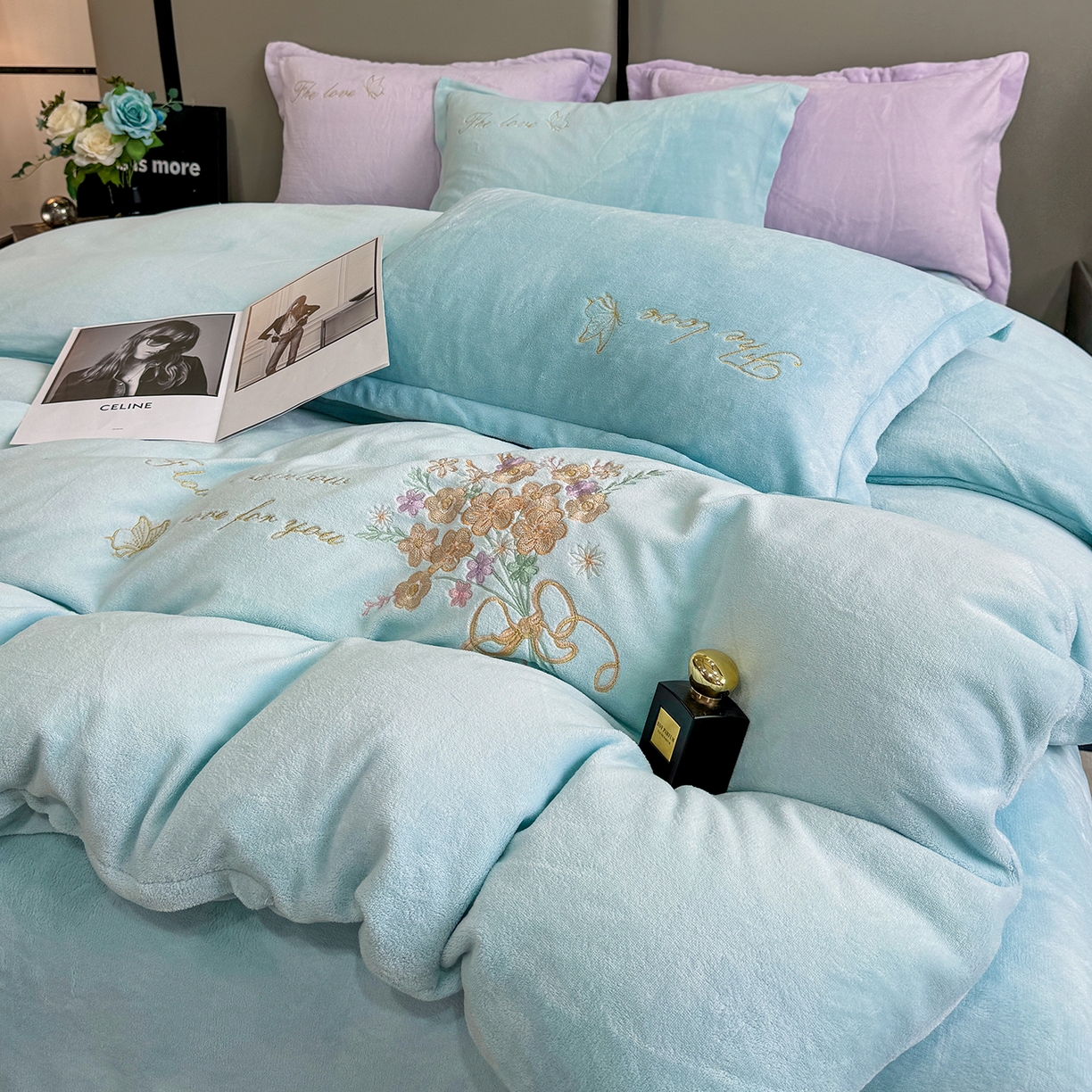 91家纺网 家纺一手货源 找家纺 悦织湾家纺 2025新款绣花200克重牛奶绒四件套刺绣3.5万针7斤重高密加厚保暖跨境专供外贸出口电商热销款 手捧花-浅蓝