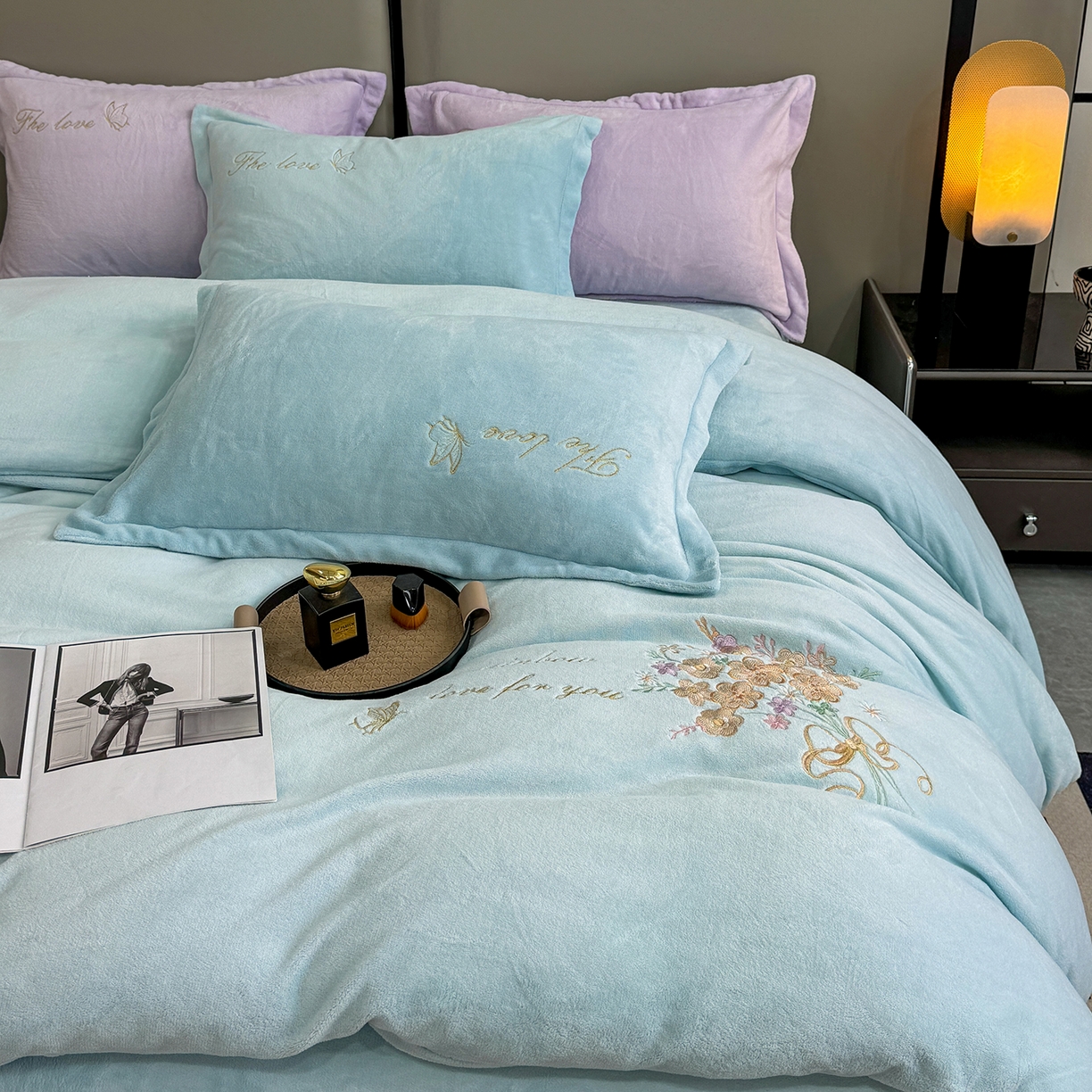 91家纺网 家纺一手货源 找家纺 悦织湾家纺 2025新款绣花200克重牛奶绒四件套刺绣3.5万针7斤重高密加厚保暖跨境专供外贸出口电商热销款 手捧花-浅蓝