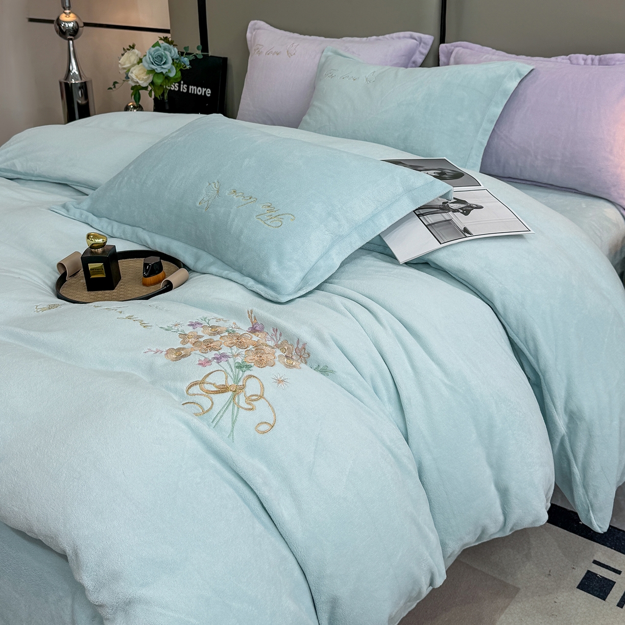 91家纺网 家纺一手货源 找家纺 悦织湾家纺 2025新款绣花200克重牛奶绒四件套刺绣3.5万针7斤重高密加厚保暖跨境专供外贸出口电商热销款 手捧花-浅蓝