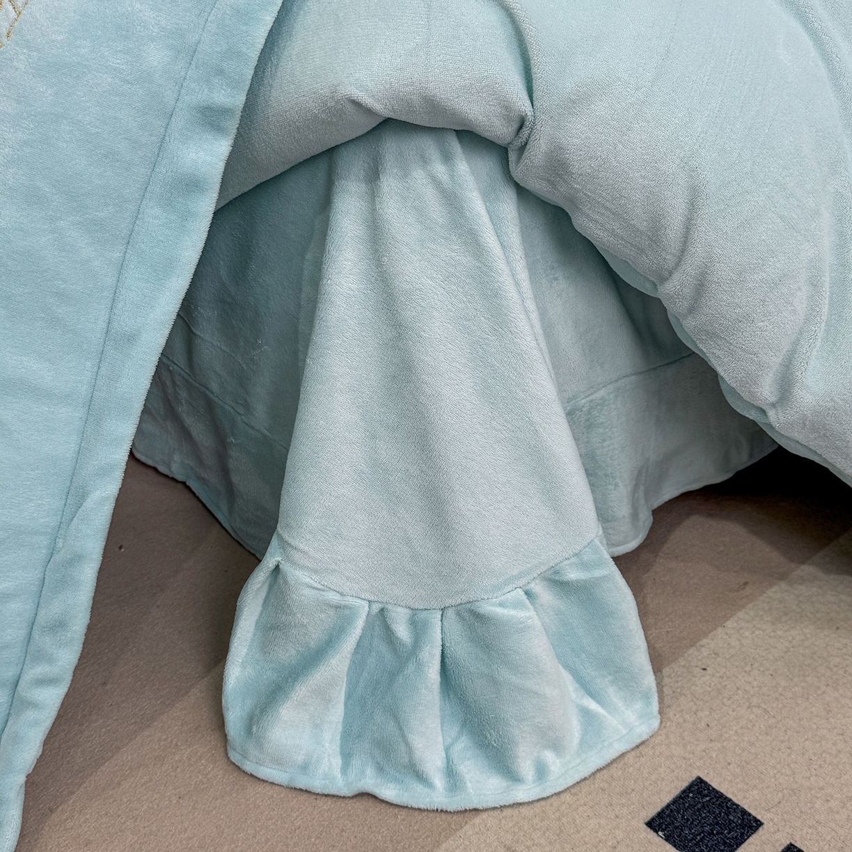 91家纺网 家纺一手货源 找家纺 悦织湾家纺 2025新款绣花200克重牛奶绒四件套刺绣3.5万针7斤重高密加厚保暖跨境专供外贸出口电商热销款 手捧花-浅蓝