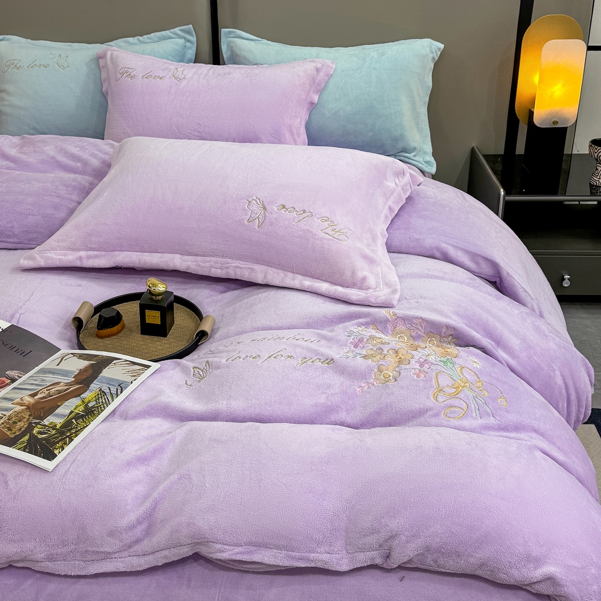 91家纺网 家纺一手货源 找家纺 悦织湾家纺 2025新款绣花200克重牛奶绒四件套刺绣3.5万针7斤重高密加厚保暖跨境专供外贸出口电商热销款 手捧花-浅紫