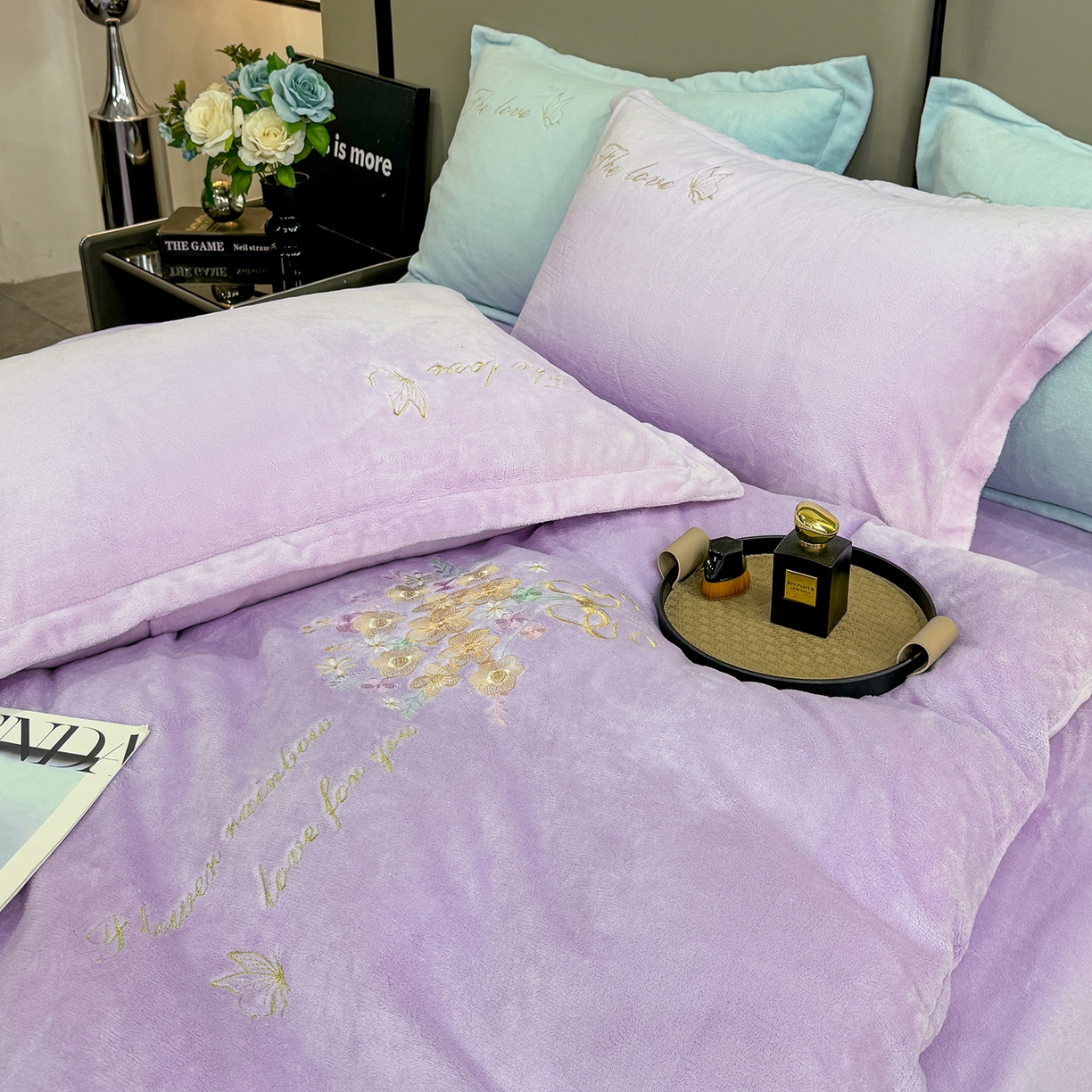 91家纺网 家纺一手货源 找家纺 悦织湾家纺 2025新款绣花200克重牛奶绒四件套刺绣3.5万针7斤重高密加厚保暖跨境专供外贸出口电商热销款 手捧花-浅紫