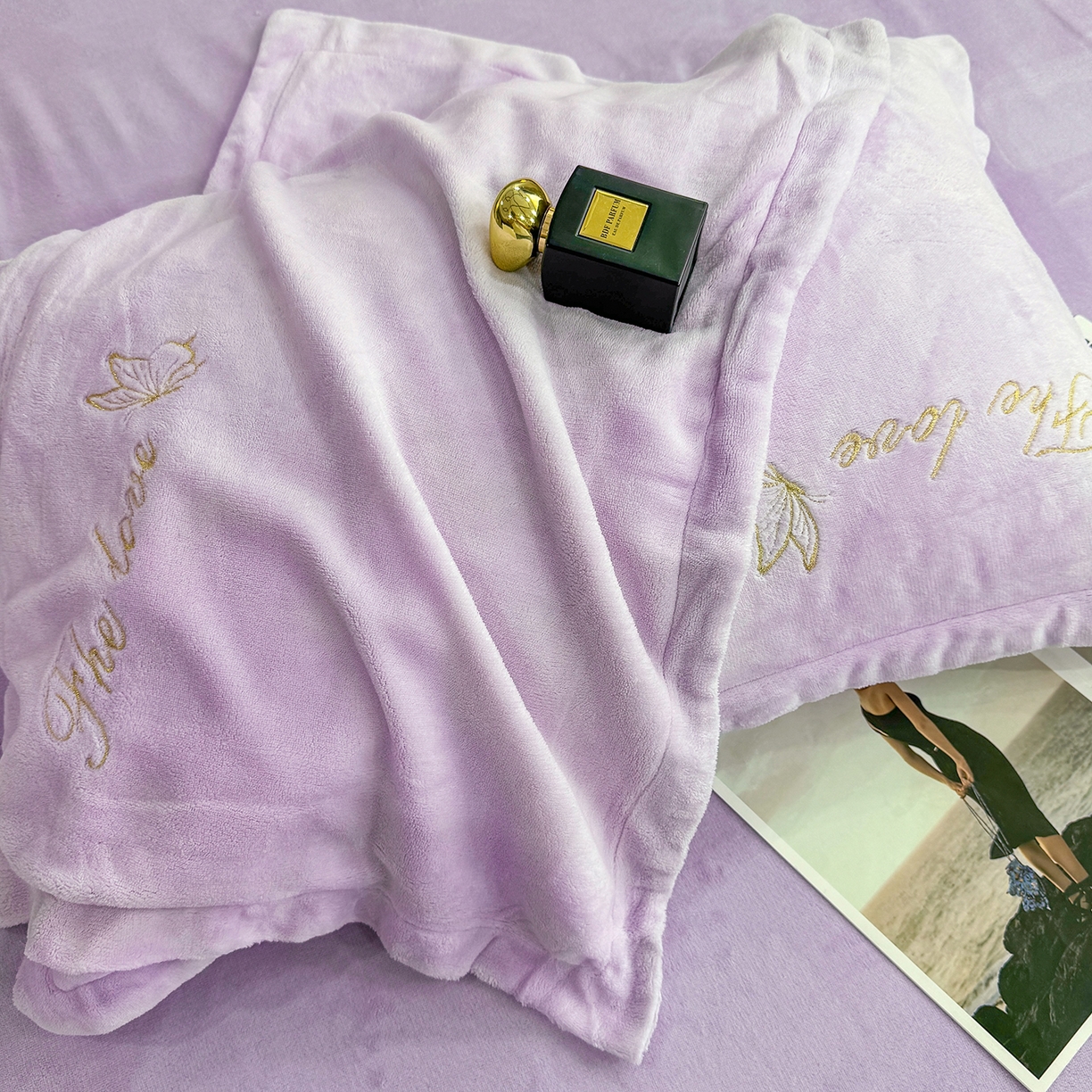 91家纺网 家纺一手货源 找家纺 悦织湾家纺 2025新款绣花200克重牛奶绒四件套刺绣3.5万针7斤重高密加厚保暖跨境专供外贸出口电商热销款 手捧花-浅紫