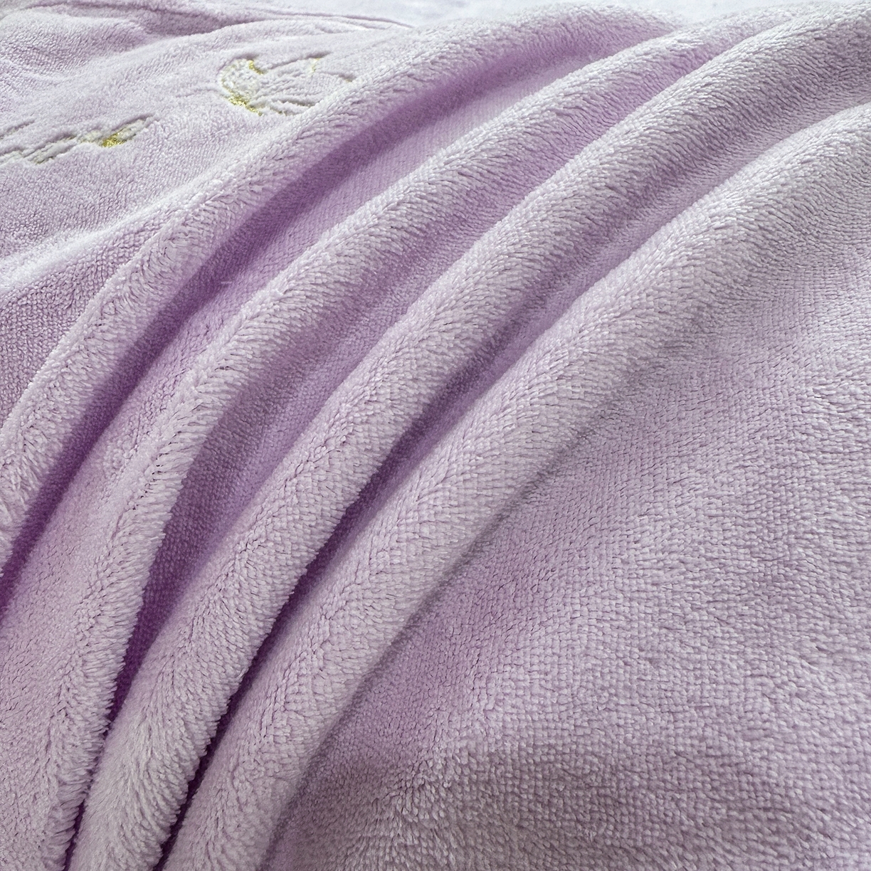 91家纺网 家纺一手货源 找家纺 悦织湾家纺 2025新款绣花200克重牛奶绒四件套刺绣3.5万针7斤重高密加厚保暖跨境专供外贸出口电商热销款 手捧花-浅紫