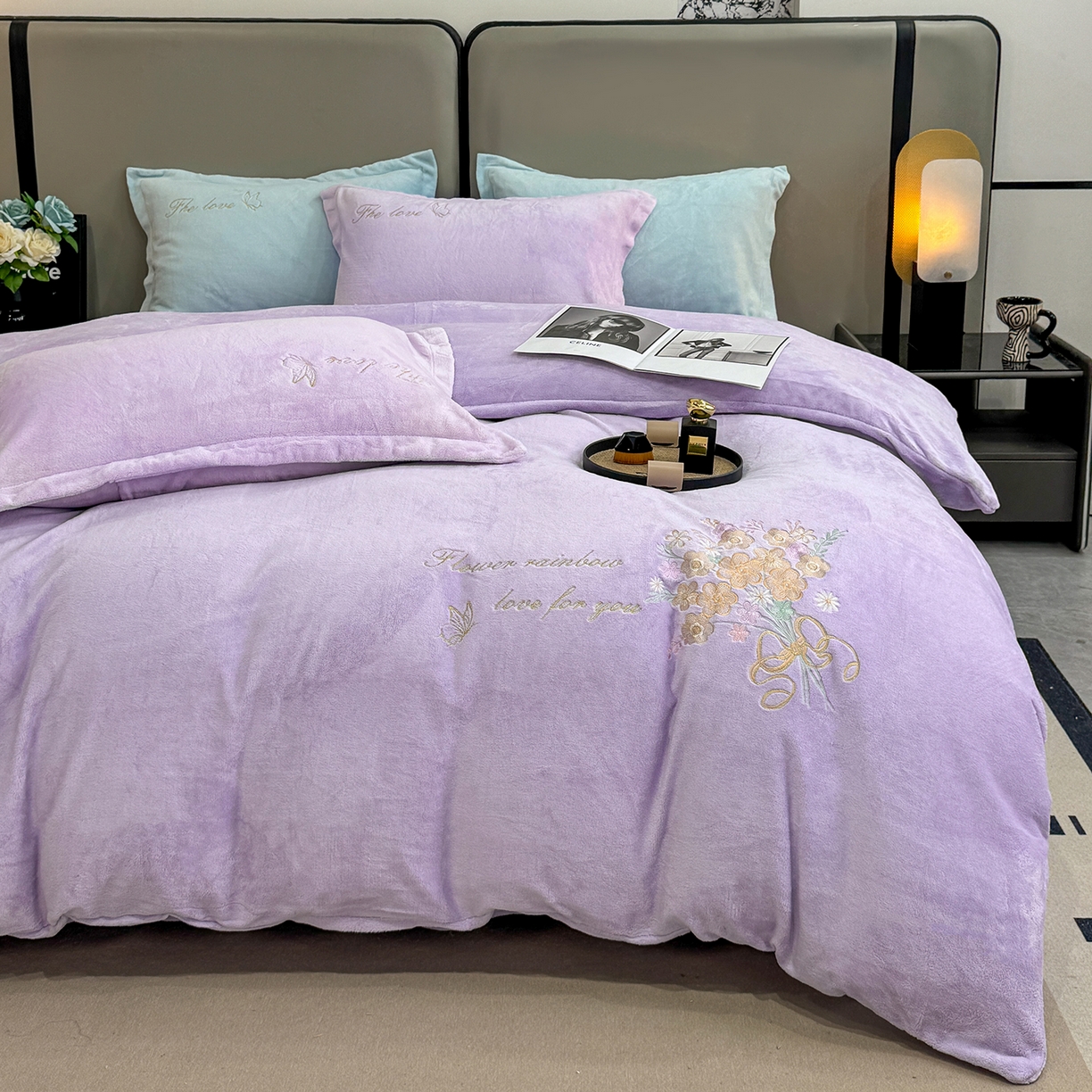 91家纺网 家纺一手货源 找家纺 悦织湾家纺 2025新款绣花200克重牛奶绒四件套刺绣3.5万针7斤重高密加厚保暖跨境专供外贸出口电商热销款 手捧花-浅紫