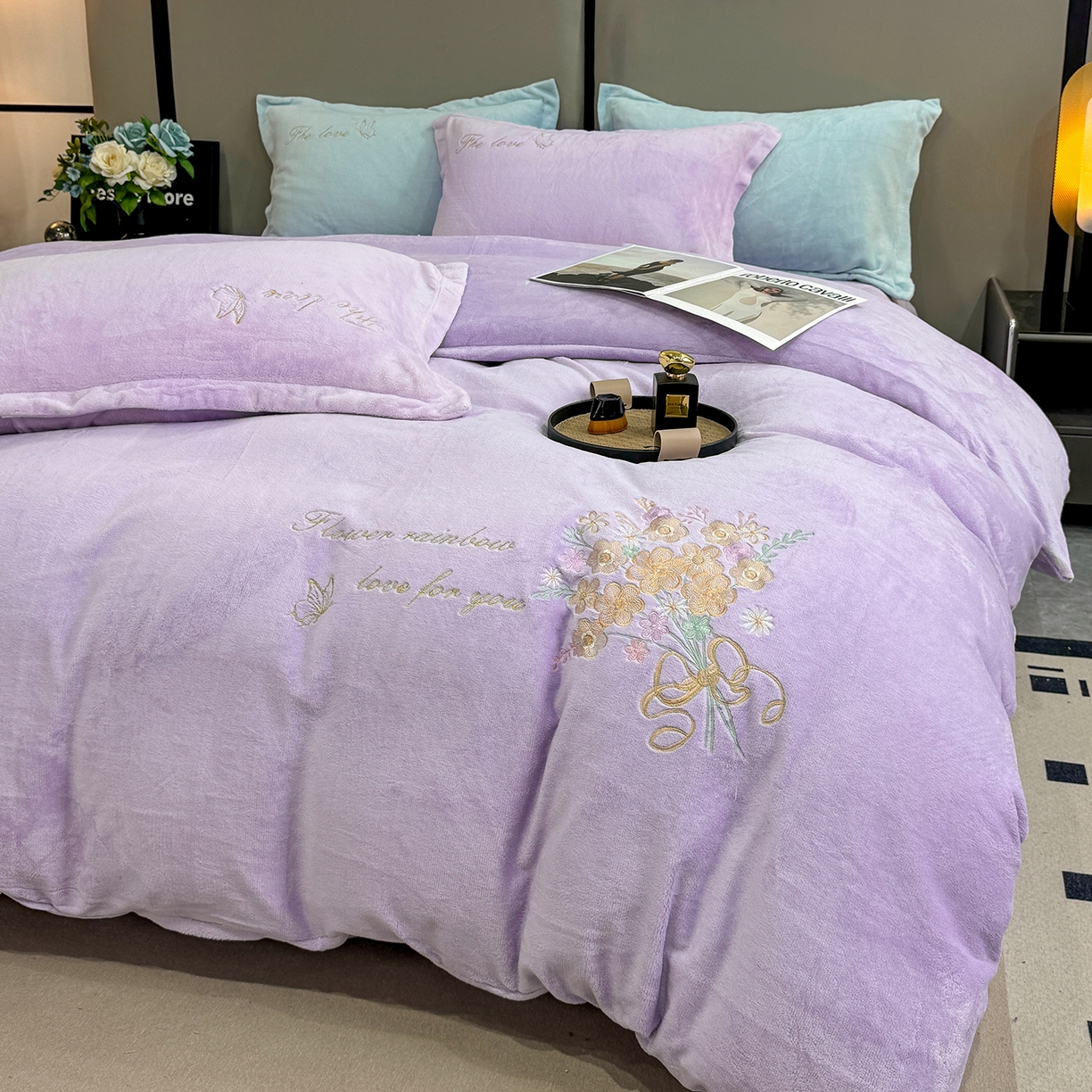 91家纺网 家纺一手货源 找家纺 悦织湾家纺 2025新款绣花200克重牛奶绒四件套刺绣3.5万针7斤重高密加厚保暖跨境专供外贸出口电商热销款 手捧花-浅紫