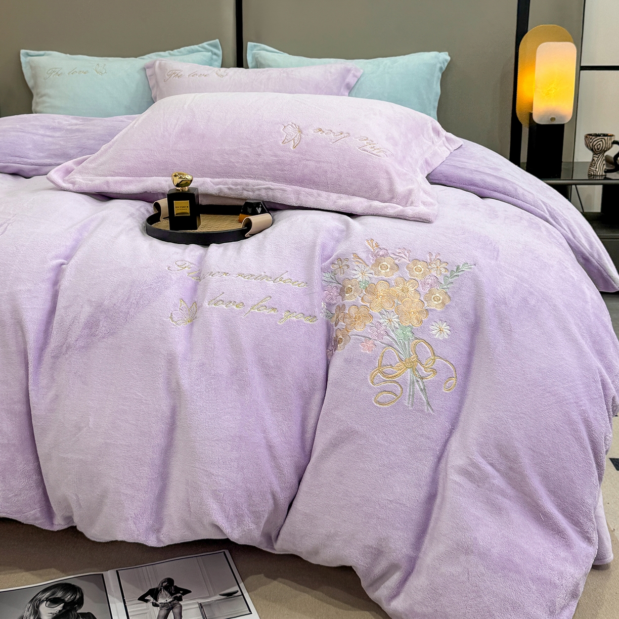 91家纺网 家纺一手货源 找家纺 悦织湾家纺 2025新款绣花200克重牛奶绒四件套刺绣3.5万针7斤重高密加厚保暖跨境专供外贸出口电商热销款 手捧花-浅紫