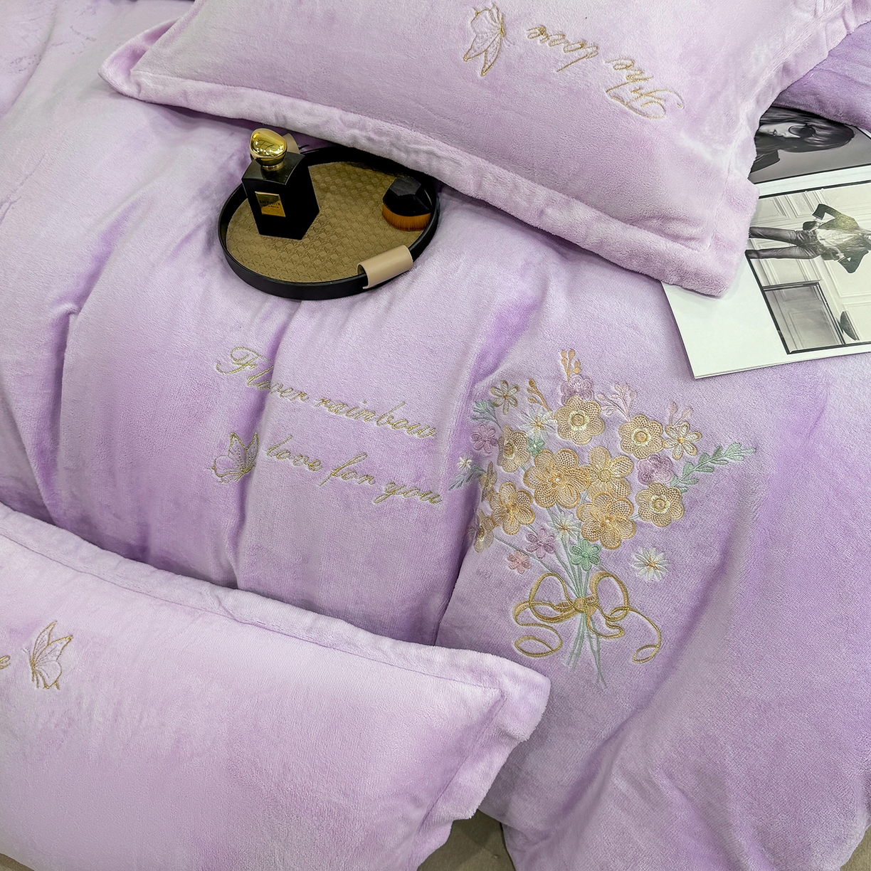 91家纺网 家纺一手货源 找家纺 悦织湾家纺 2025新款绣花200克重牛奶绒四件套刺绣3.5万针7斤重高密加厚保暖跨境专供外贸出口电商热销款 手捧花-浅紫