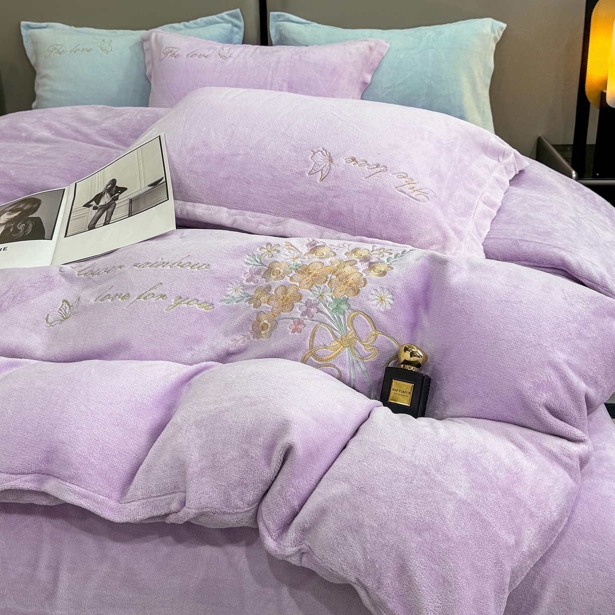 91家纺网 家纺一手货源 找家纺 悦织湾家纺 2025新款绣花200克重牛奶绒四件套刺绣3.5万针7斤重高密加厚保暖跨境专供外贸出口电商热销款 手捧花-浅紫