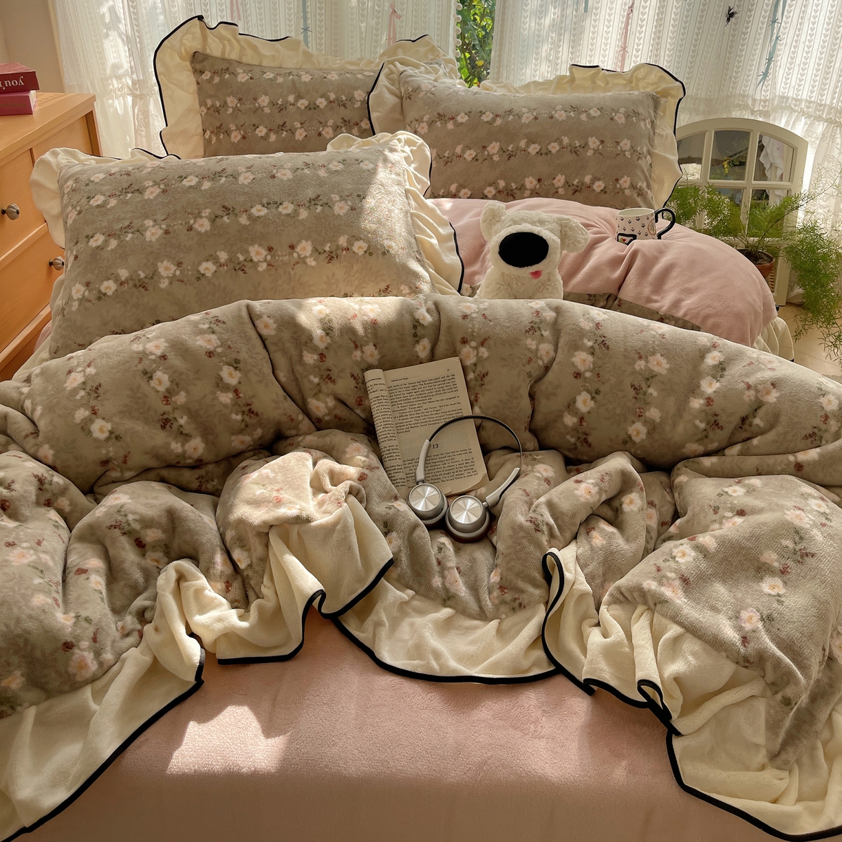 91家纺网 家纺一手货源 找家纺 桃子家居 2025新款A类法式复古碎花牛奶绒韩版花边工艺加厚牛奶绒四件套 绒花边-香榭丽