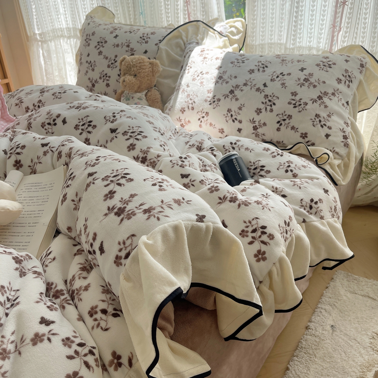 91家纺网 家纺一手货源 找家纺 桃子家居 2025新款A类法式复古碎花牛奶绒韩版花边工艺加厚牛奶绒四件套 绒花边-幽梦棕