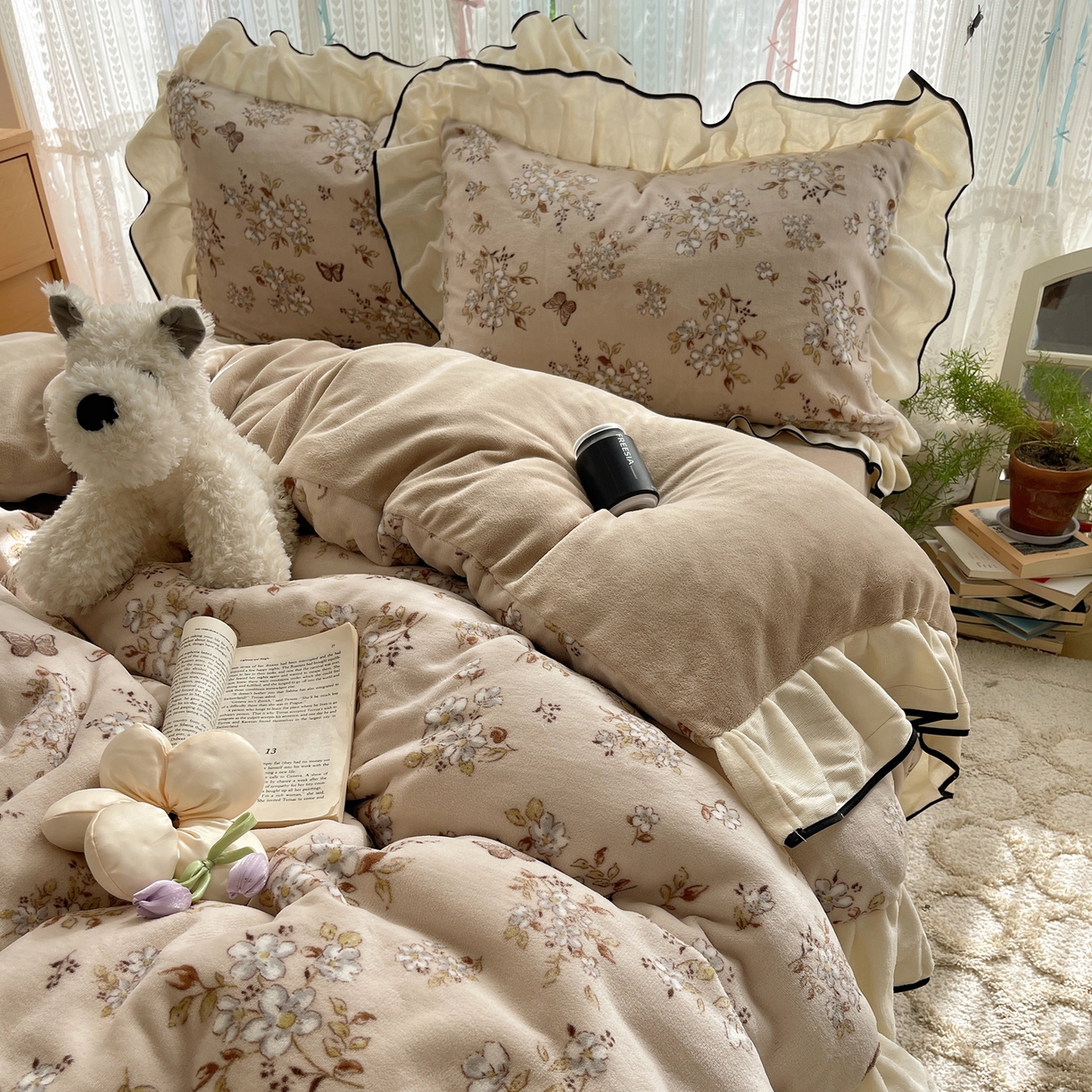 91家纺网 家纺一手货源 找家纺 桃子家居 2025新款A类法式复古碎花牛奶绒韩版花边工艺加厚牛奶绒四件套 绒花边-蝶樱