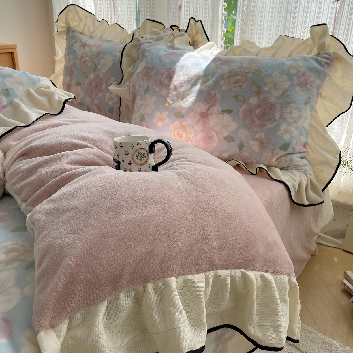 91家纺网 家纺一手货源 找家纺 桃子家居 2025新款A类法式复古碎花牛奶绒韩版花边工艺加厚牛奶绒四件套 绒花边-爱薇朵蓝