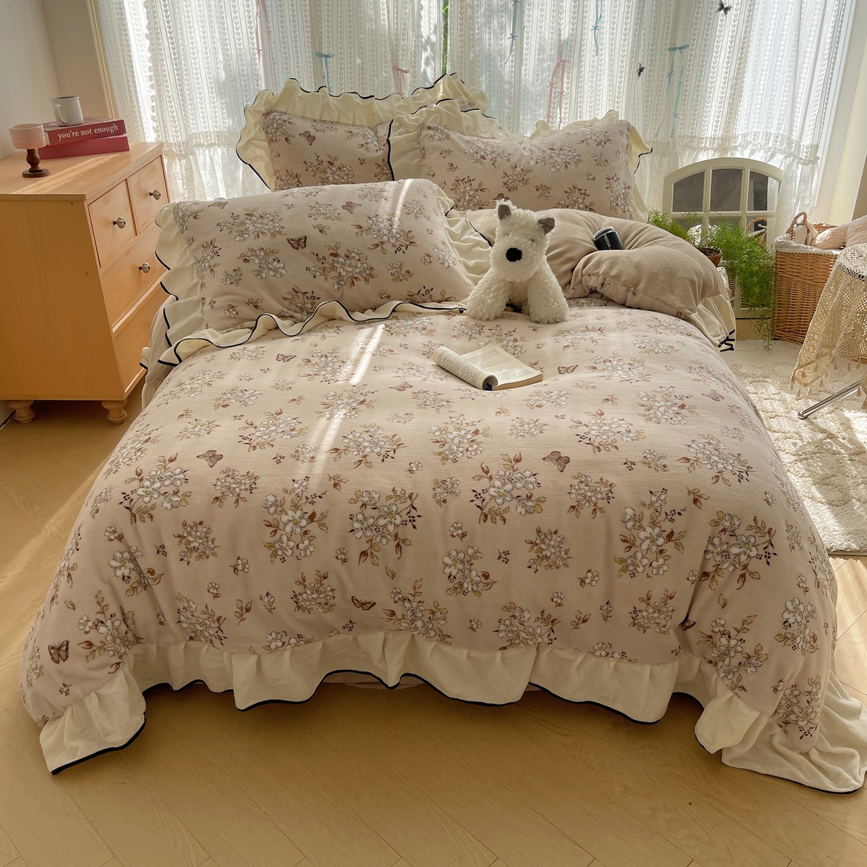 91家纺网 家纺一手货源 找家纺 桃子家居 2025新款A类法式复古碎花牛奶绒韩版花边工艺加厚牛奶绒四件套 绒花边-蝶樱