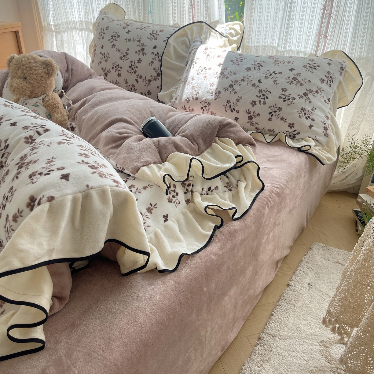 91家纺网 家纺一手货源 找家纺 桃子家居 2025新款A类法式复古碎花牛奶绒韩版花边工艺加厚牛奶绒四件套 绒花边-幽梦棕