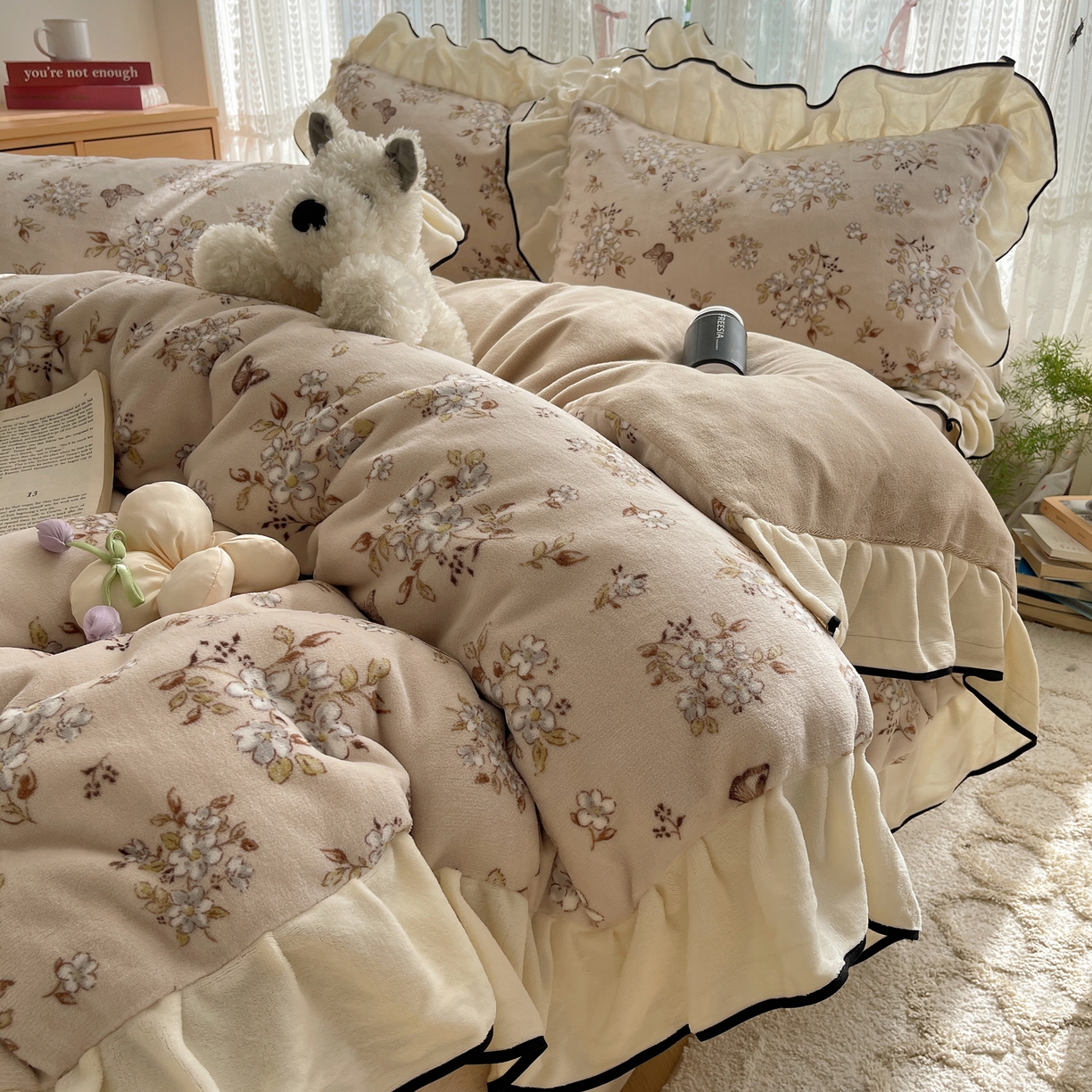 91家纺网 家纺一手货源 找家纺 桃子家居 2025新款A类法式复古碎花牛奶绒韩版花边工艺加厚牛奶绒四件套 绒花边-蝶樱