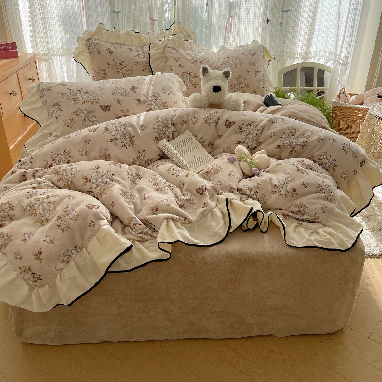 91家纺网 家纺一手货源 找家纺 桃子家居 2025新款A类法式复古碎花牛奶绒韩版花边工艺加厚牛奶绒四件套 绒花边-蝶樱