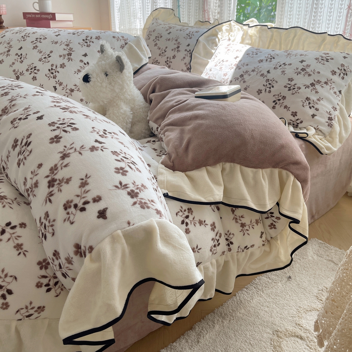 91家纺网 家纺一手货源 找家纺 桃子家居 2025新款A类法式复古碎花牛奶绒韩版花边工艺加厚牛奶绒四件套 绒花边-幽梦棕