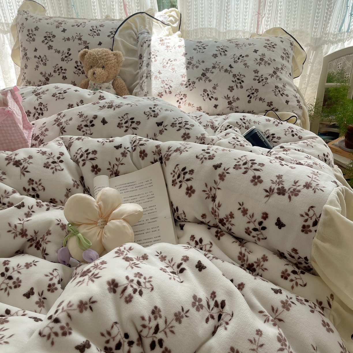 91家纺网 家纺一手货源 找家纺 桃子家居 2025新款A类法式复古碎花牛奶绒韩版花边工艺加厚牛奶绒四件套 绒花边-幽梦棕