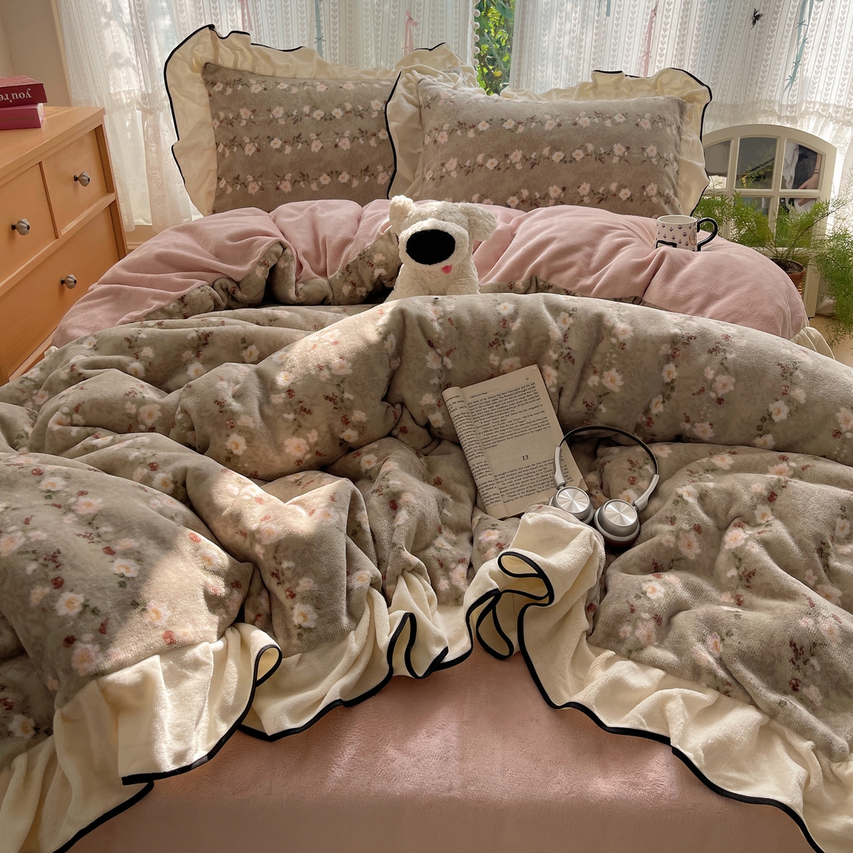 91家纺网 家纺一手货源 找家纺 桃子家居 2025新款A类法式复古碎花牛奶绒韩版花边工艺加厚牛奶绒四件套 绒花边-香榭丽