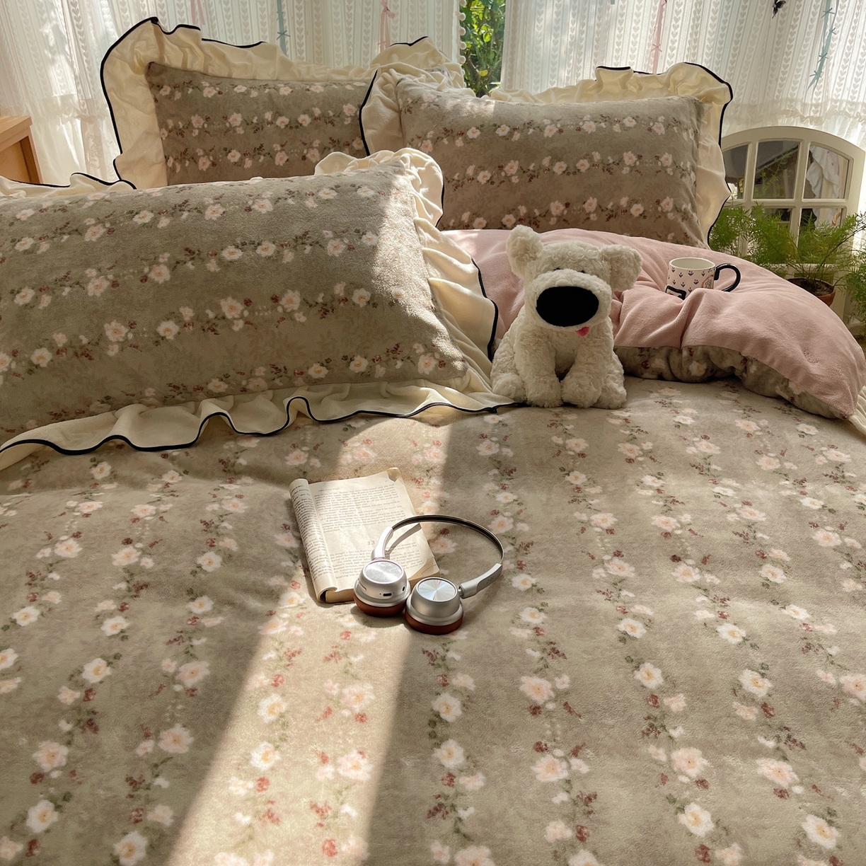 91家纺网 家纺一手货源 找家纺 桃子家居 2025新款A类法式复古碎花牛奶绒韩版花边工艺加厚牛奶绒四件套 绒花边-香榭丽