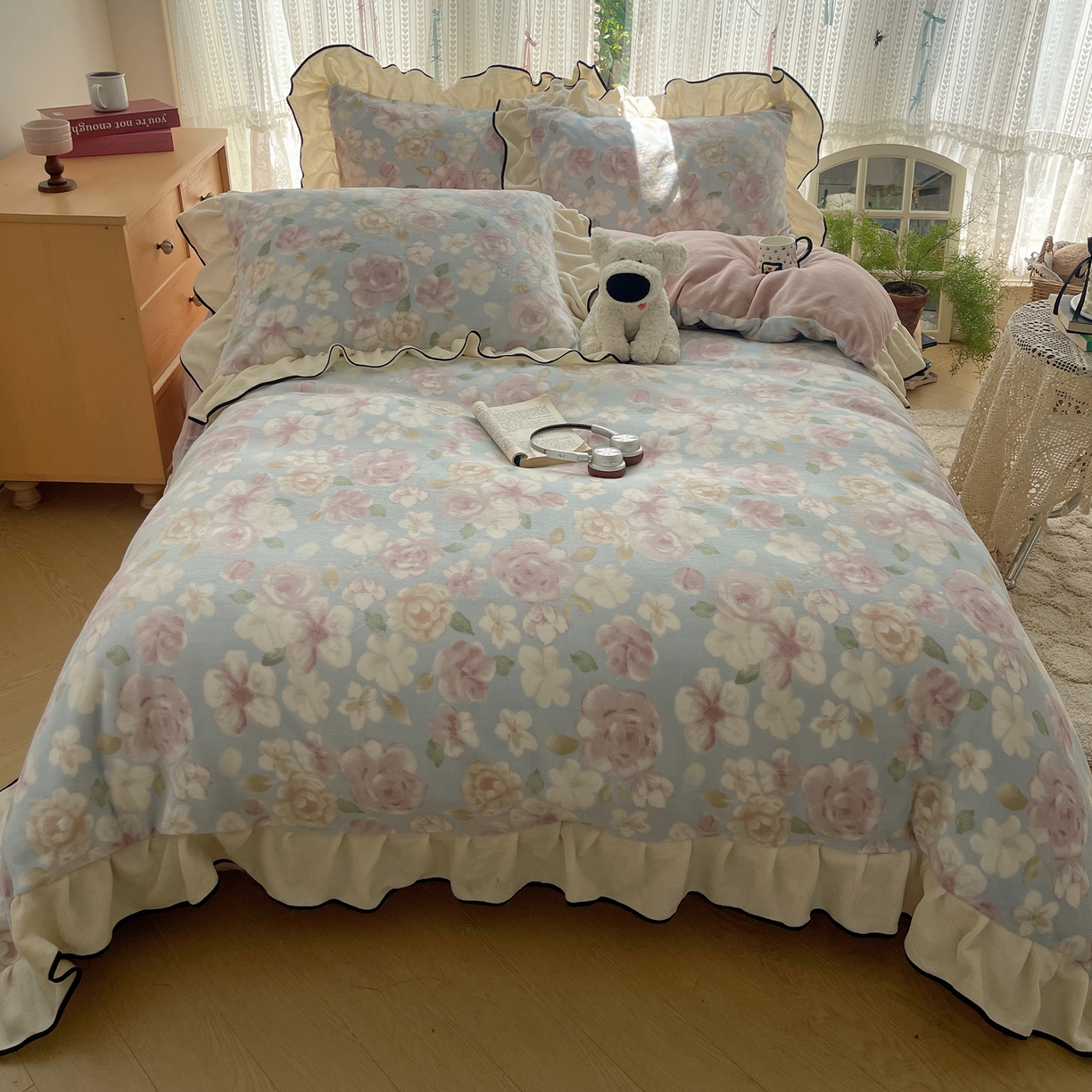 91家纺网 家纺一手货源 找家纺 桃子家居 2025新款A类法式复古碎花牛奶绒韩版花边工艺加厚牛奶绒四件套 绒花边-爱薇朵蓝