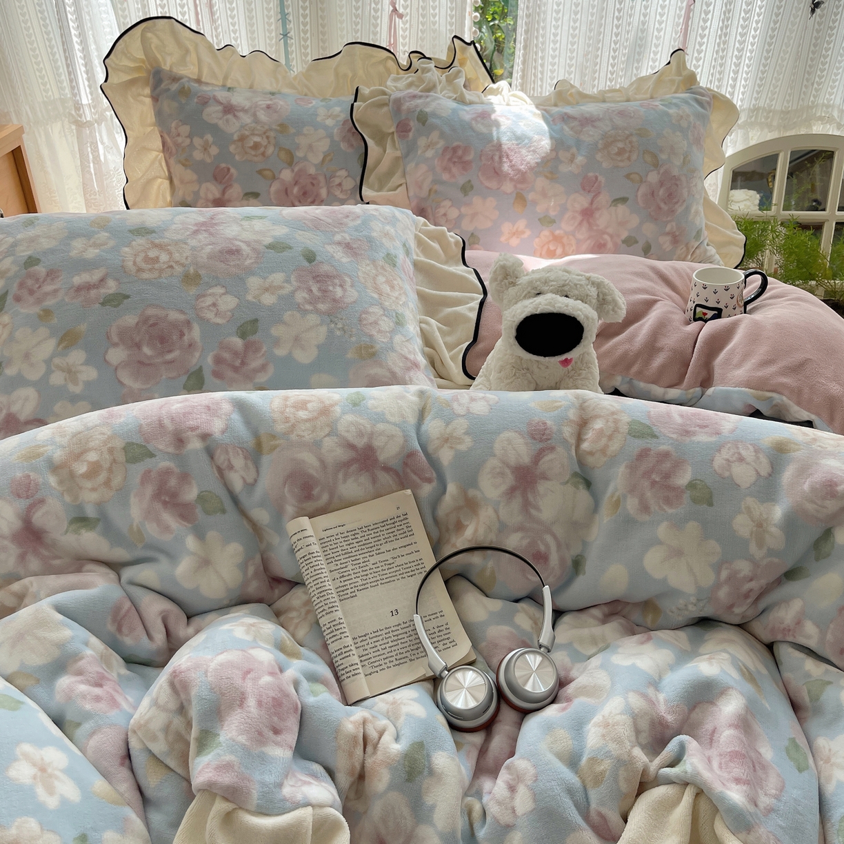 91家纺网 家纺一手货源 找家纺 桃子家居 2025新款A类法式复古碎花牛奶绒韩版花边工艺加厚牛奶绒四件套 绒花边-爱薇朵蓝