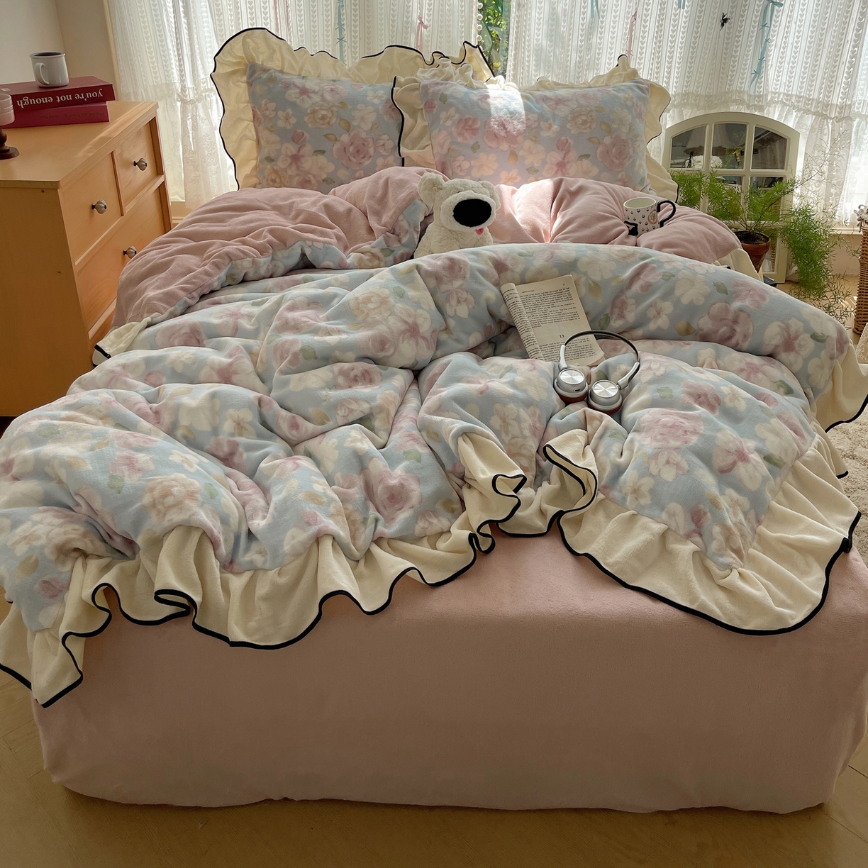 91家纺网 家纺一手货源 找家纺 桃子家居 2025新款A类法式复古碎花牛奶绒韩版花边工艺加厚牛奶绒四件套 绒花边-爱薇朵蓝