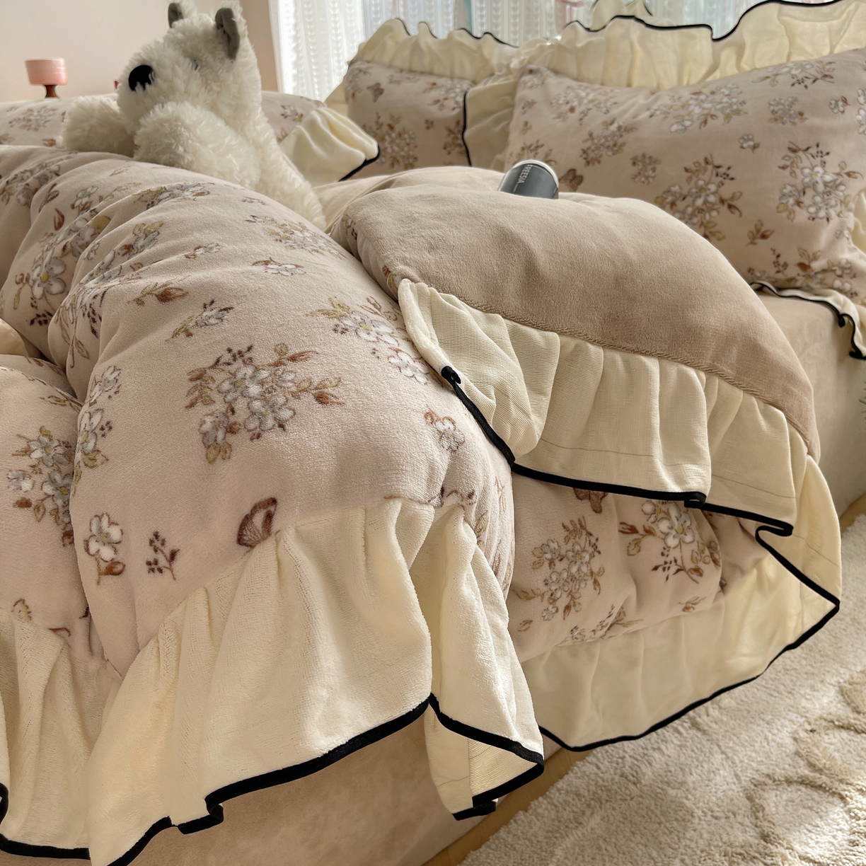 91家纺网 家纺一手货源 找家纺 桃子家居 2025新款A类法式复古碎花牛奶绒韩版花边工艺加厚牛奶绒四件套 绒花边-蝶樱