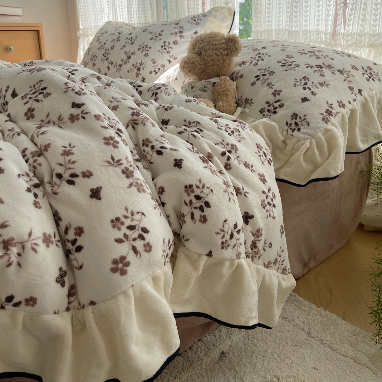 91家纺网 家纺一手货源 找家纺 桃子家居 2025新款A类法式复古碎花牛奶绒韩版花边工艺加厚牛奶绒四件套 绒花边-幽梦棕