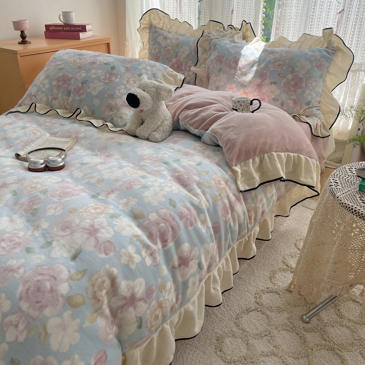 91家纺网 家纺一手货源 找家纺 桃子家居 2025新款A类法式复古碎花牛奶绒韩版花边工艺加厚牛奶绒四件套 绒花边-爱薇朵蓝