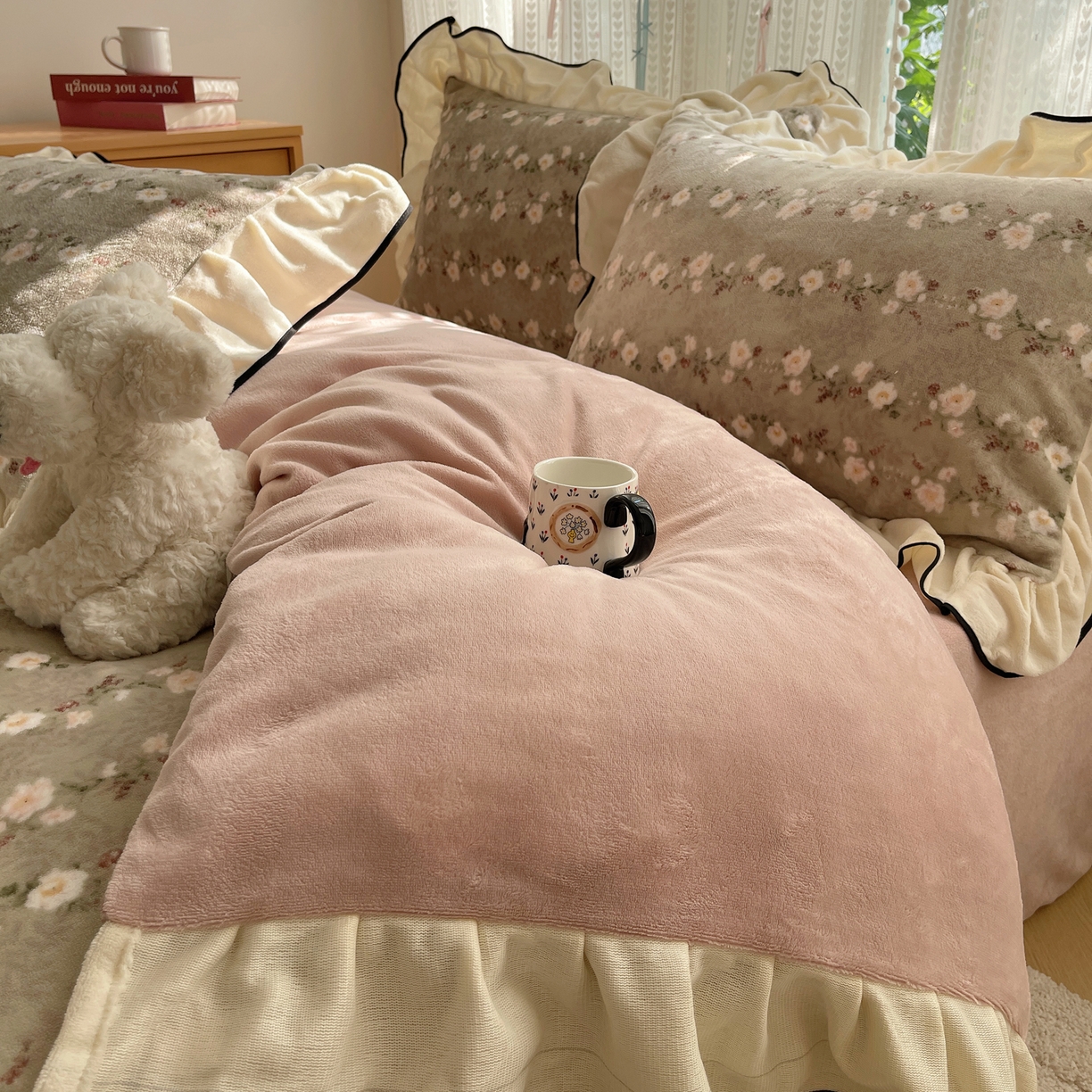 91家纺网 家纺一手货源 找家纺 桃子家居 2025新款A类法式复古碎花牛奶绒韩版花边工艺加厚牛奶绒四件套 绒花边-香榭丽