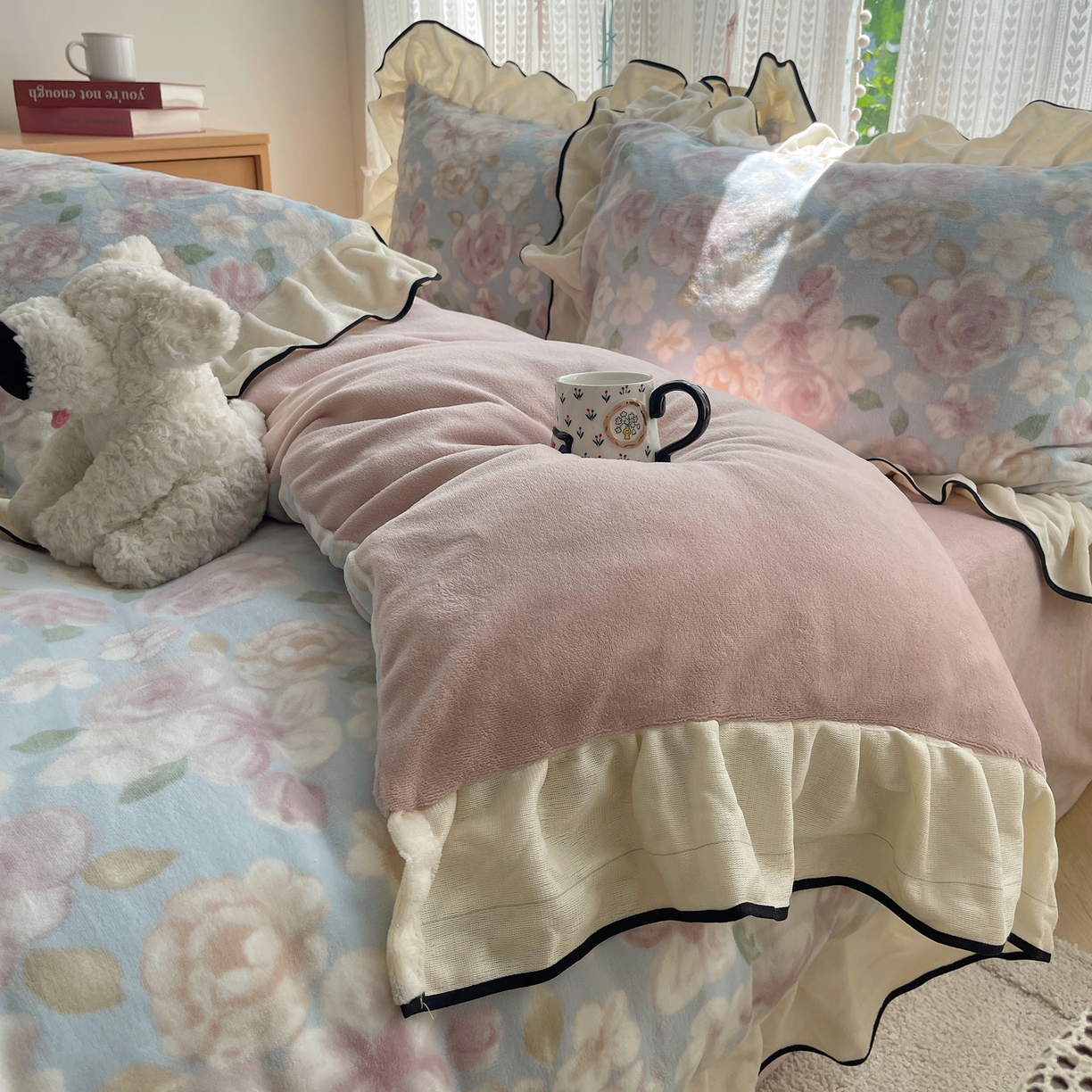 91家纺网 家纺一手货源 找家纺 桃子家居 2025新款A类法式复古碎花牛奶绒韩版花边工艺加厚牛奶绒四件套 绒花边-爱薇朵蓝