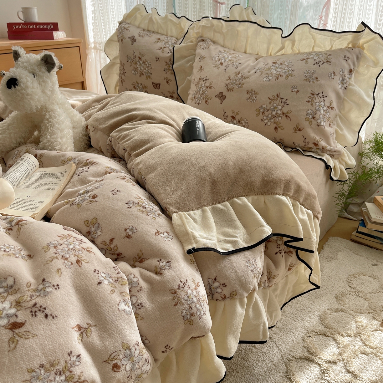 91家纺网 家纺一手货源 找家纺 桃子家居 2025新款A类法式复古碎花牛奶绒韩版花边工艺加厚牛奶绒四件套 绒花边-蝶樱