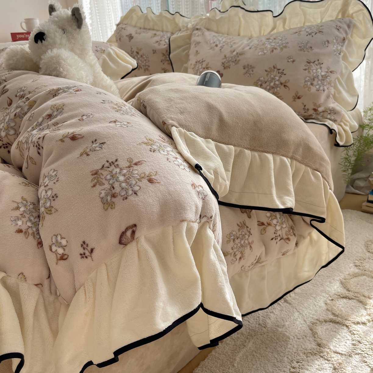 91家纺网 家纺一手货源 找家纺 桃子家居 2025新款A类法式复古碎花牛奶绒韩版花边工艺加厚牛奶绒四件套 绒花边-蝶樱