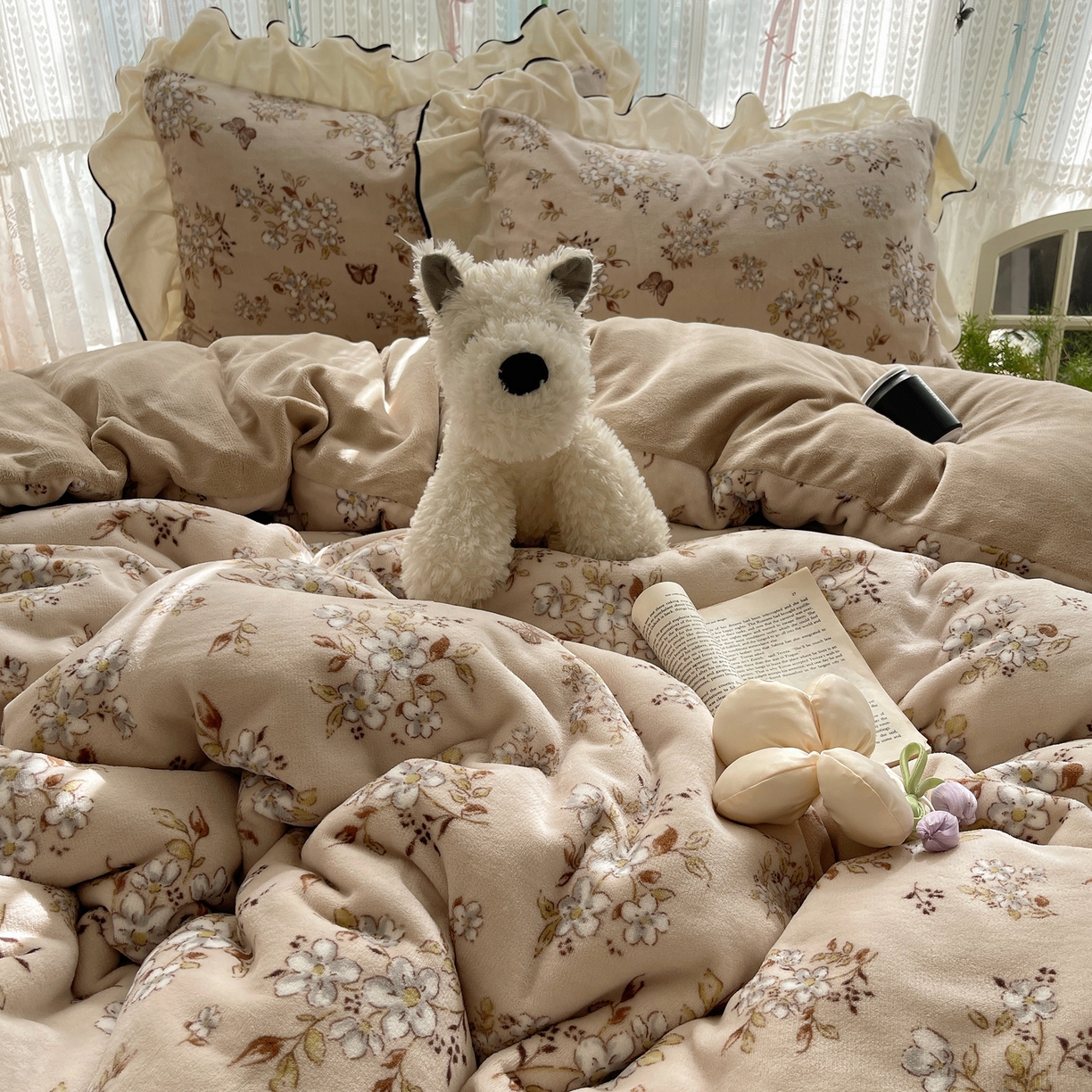 91家纺网 家纺一手货源 找家纺 桃子家居 2025新款A类法式复古碎花牛奶绒韩版花边工艺加厚牛奶绒四件套 绒花边-蝶樱