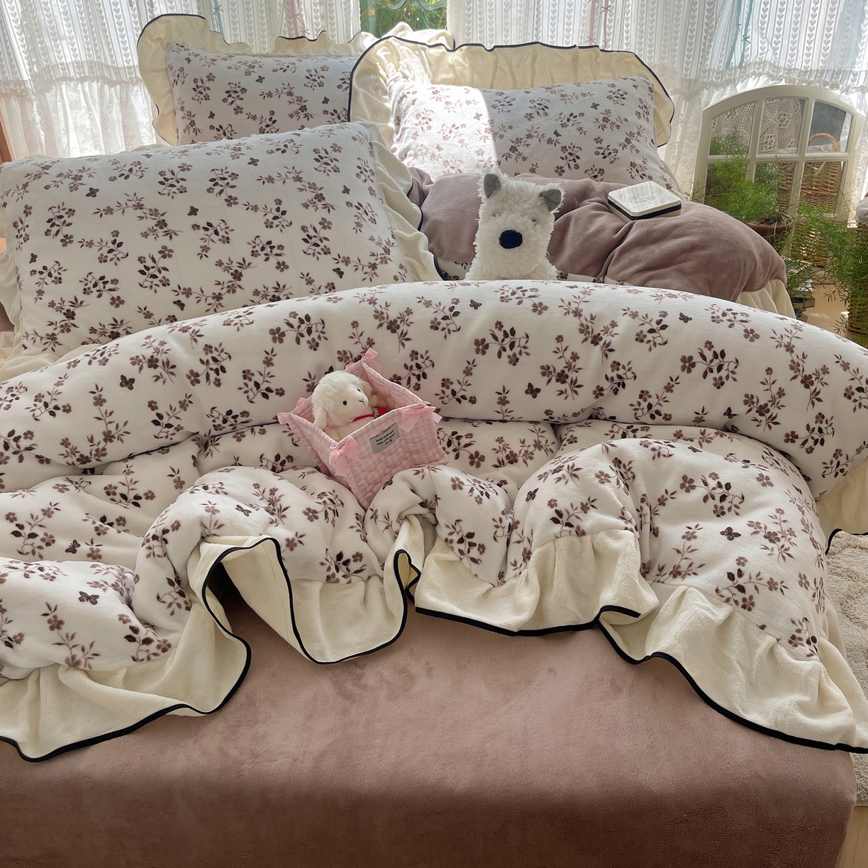 91家纺网 家纺一手货源 找家纺 桃子家居 2025新款A类法式复古碎花牛奶绒韩版花边工艺加厚牛奶绒四件套 绒花边-幽梦棕