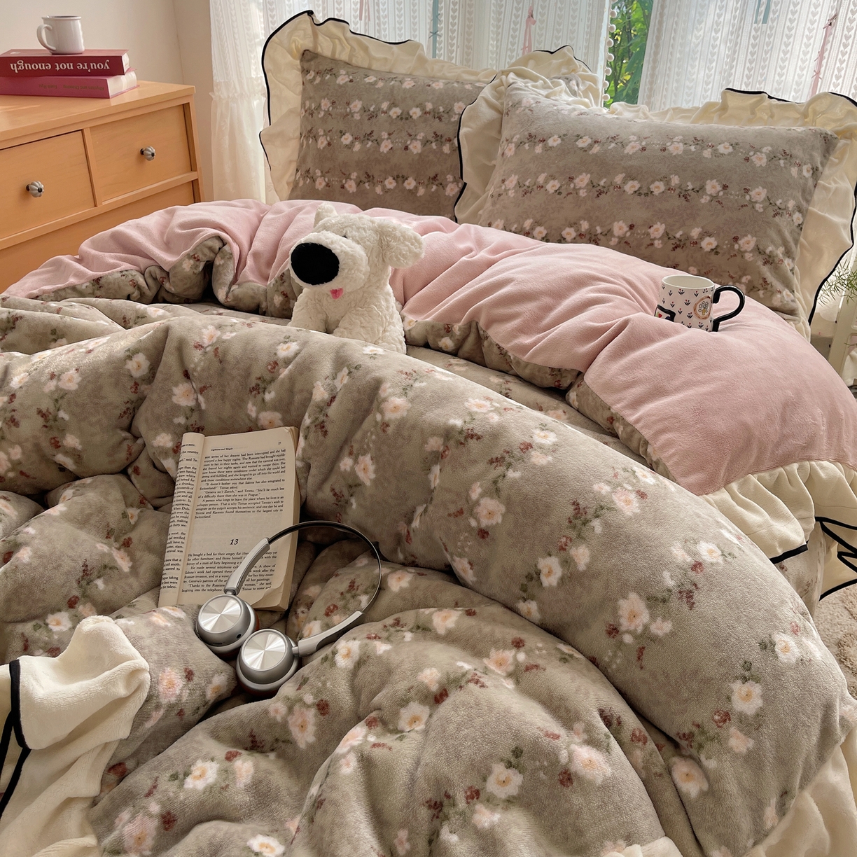 91家纺网 家纺一手货源 找家纺 桃子家居 2025新款A类法式复古碎花牛奶绒韩版花边工艺加厚牛奶绒四件套 绒花边-香榭丽