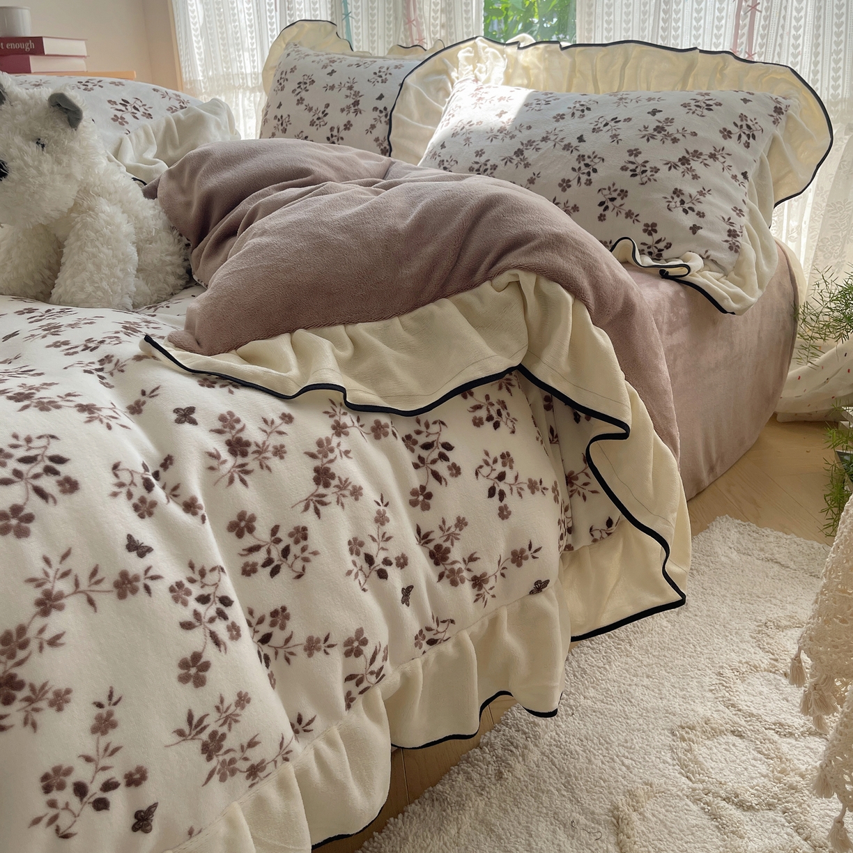 91家纺网 家纺一手货源 找家纺 桃子家居 2025新款A类法式复古碎花牛奶绒韩版花边工艺加厚牛奶绒四件套 绒花边-幽梦棕