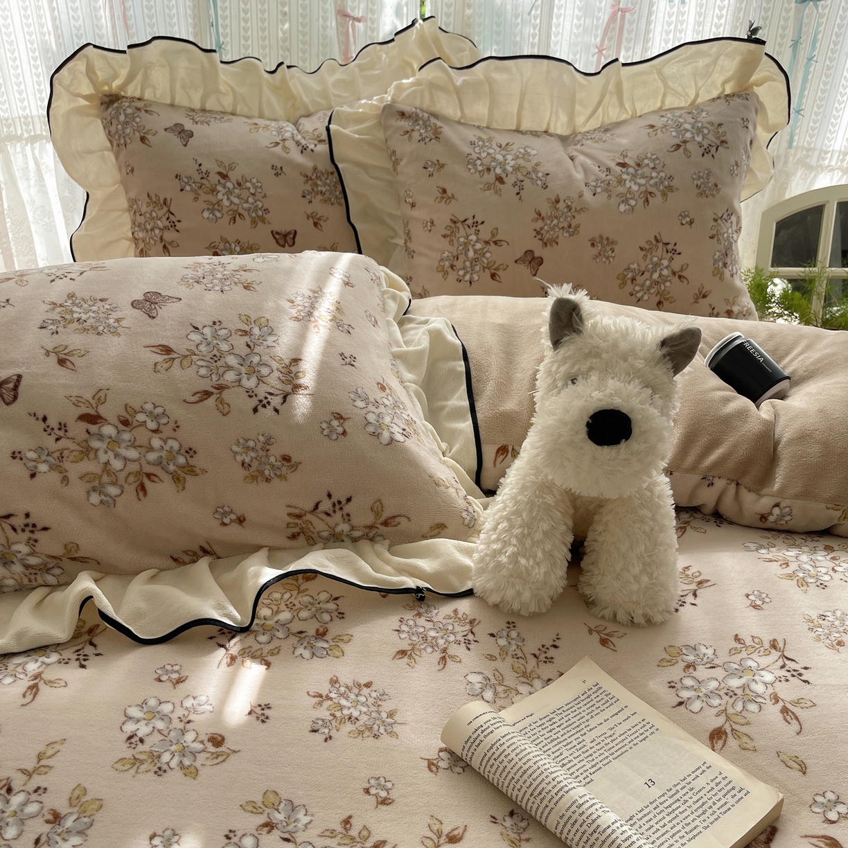 91家纺网 家纺一手货源 找家纺 桃子家居 2025新款A类法式复古碎花牛奶绒韩版花边工艺加厚牛奶绒四件套 绒花边-蝶樱