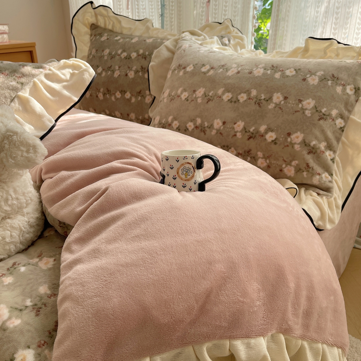 91家纺网 家纺一手货源 找家纺 桃子家居 2025新款A类法式复古碎花牛奶绒韩版花边工艺加厚牛奶绒四件套 绒花边-香榭丽